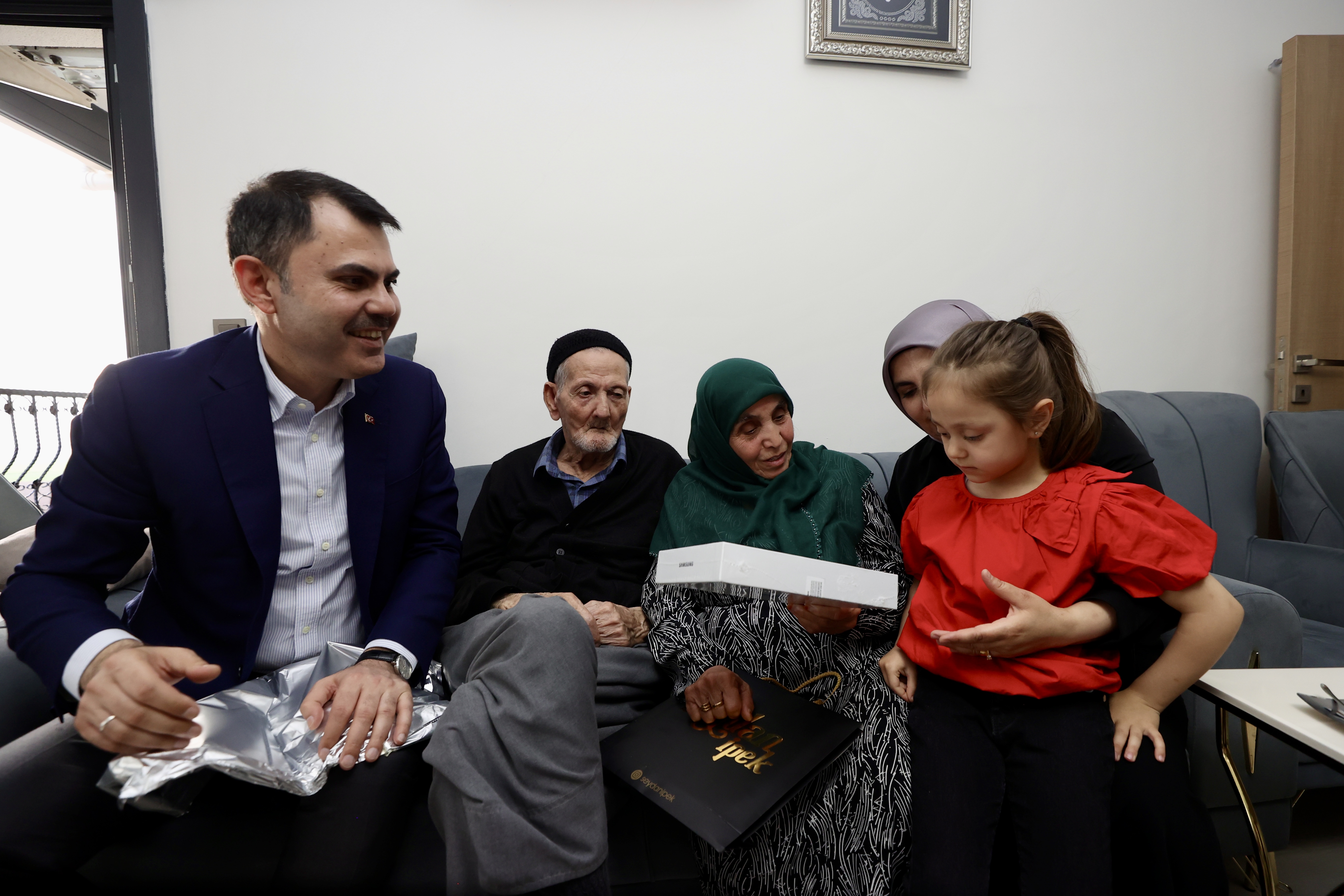 BAKAN KURUM’DAN DEPREMZEDE AİLEYE ZİYARET