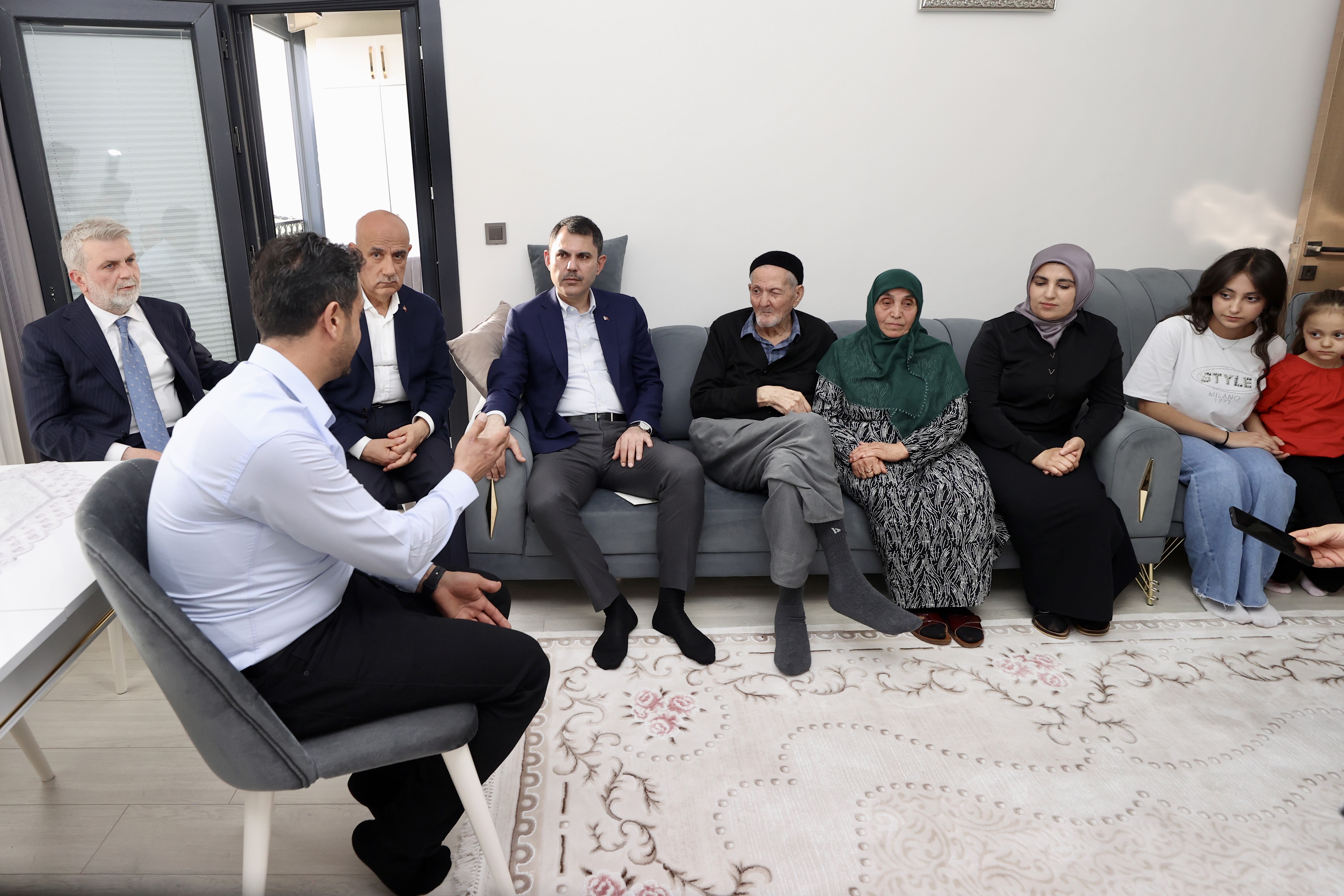 BAKAN KURUM’DAN DEPREMZEDE AİLEYE ZİYARET