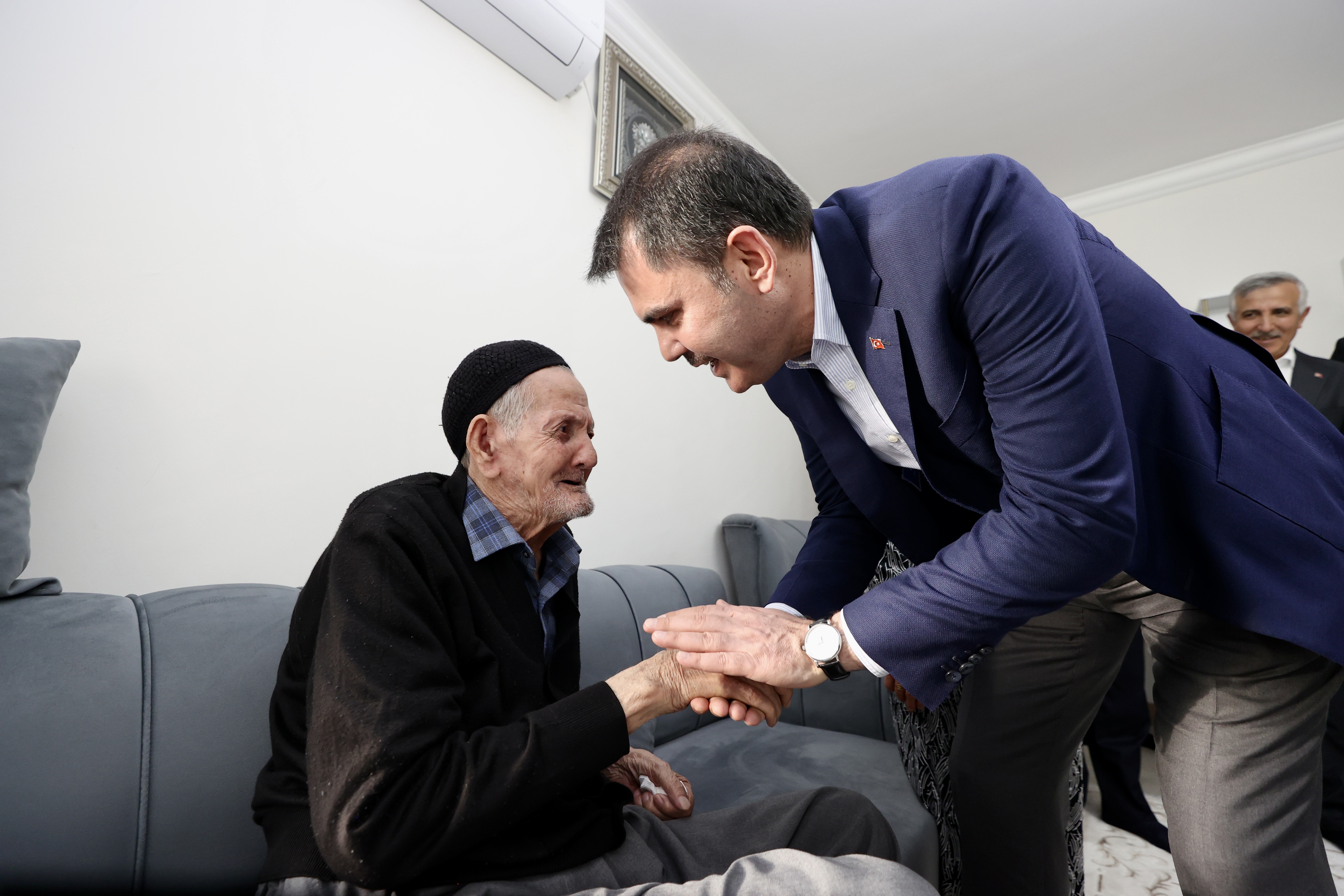 BAKAN KURUM’DAN DEPREMZEDE AİLEYE ZİYARET