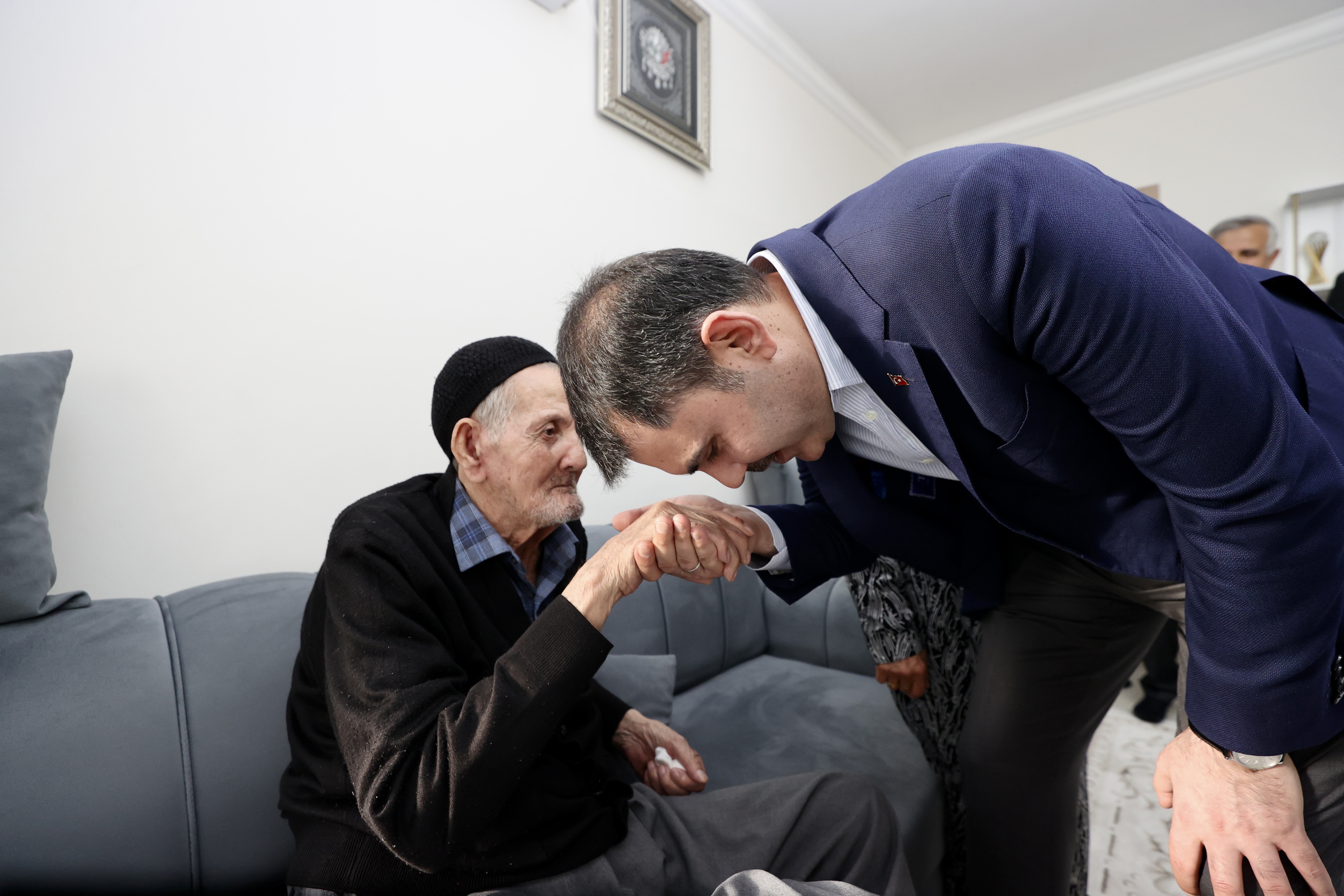 BAKAN KURUM’DAN DEPREMZEDE AİLEYE ZİYARET