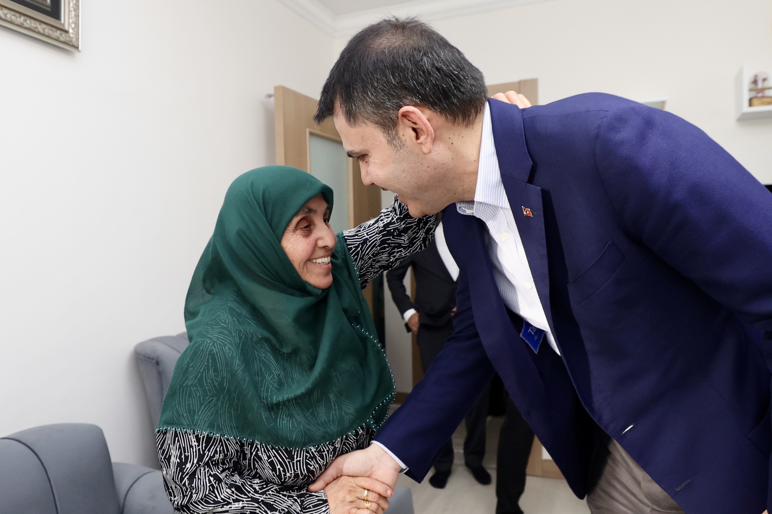 BAKAN KURUM’DAN DEPREMZEDE AİLEYE ZİYARET