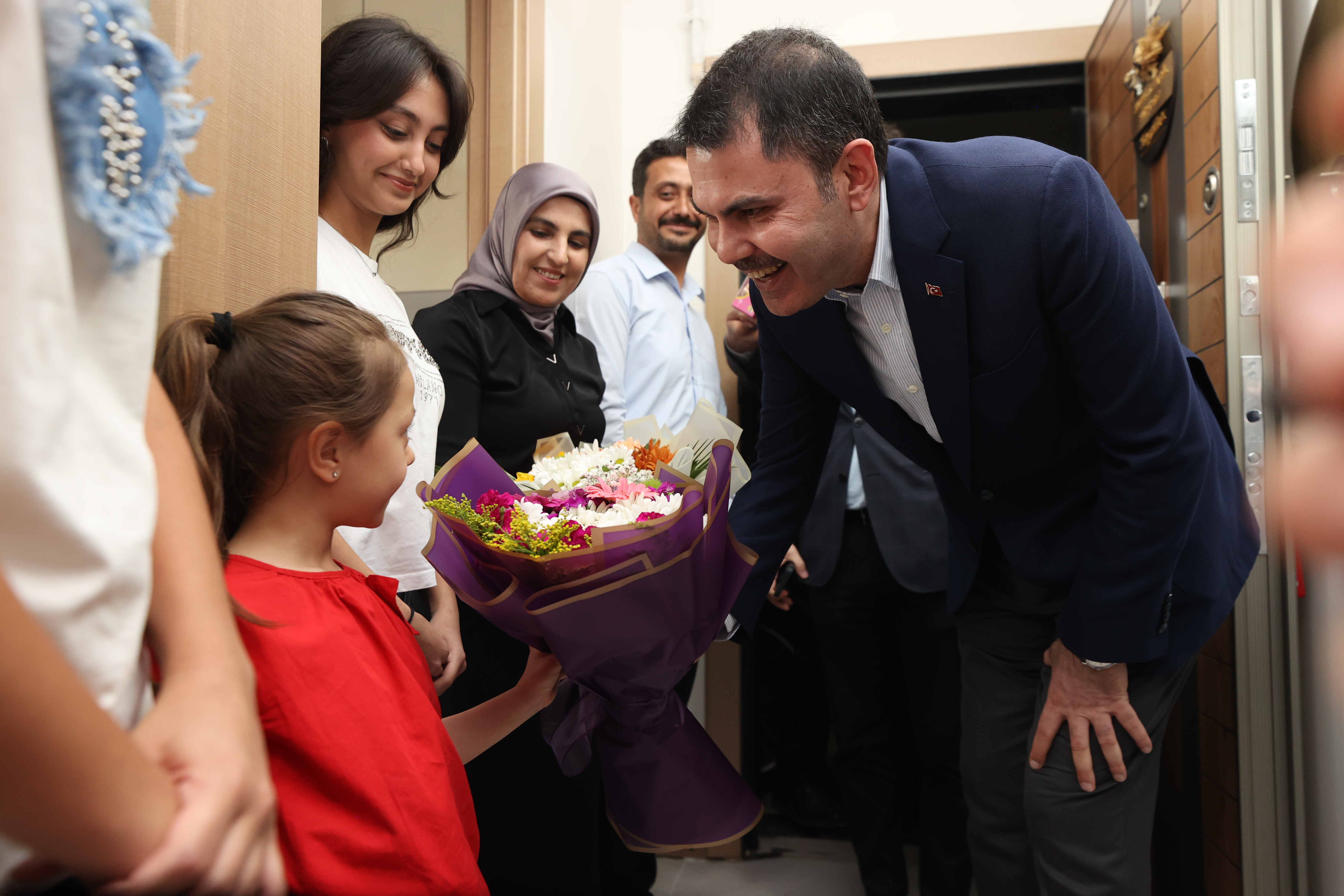 BAKAN KURUM’DAN DEPREMZEDE AİLEYE ZİYARET