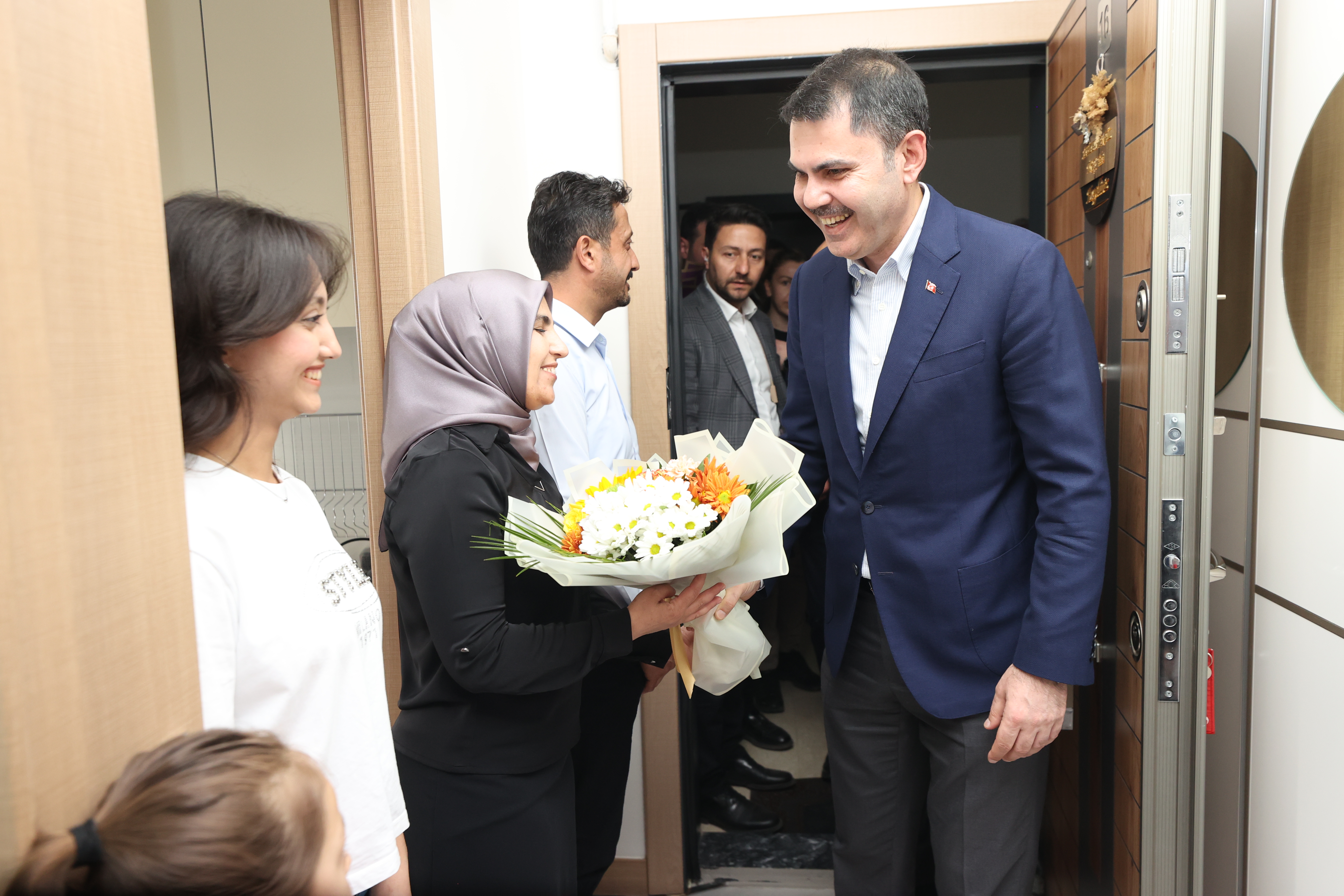 BAKAN KURUM’DAN DEPREMZEDE AİLEYE ZİYARET