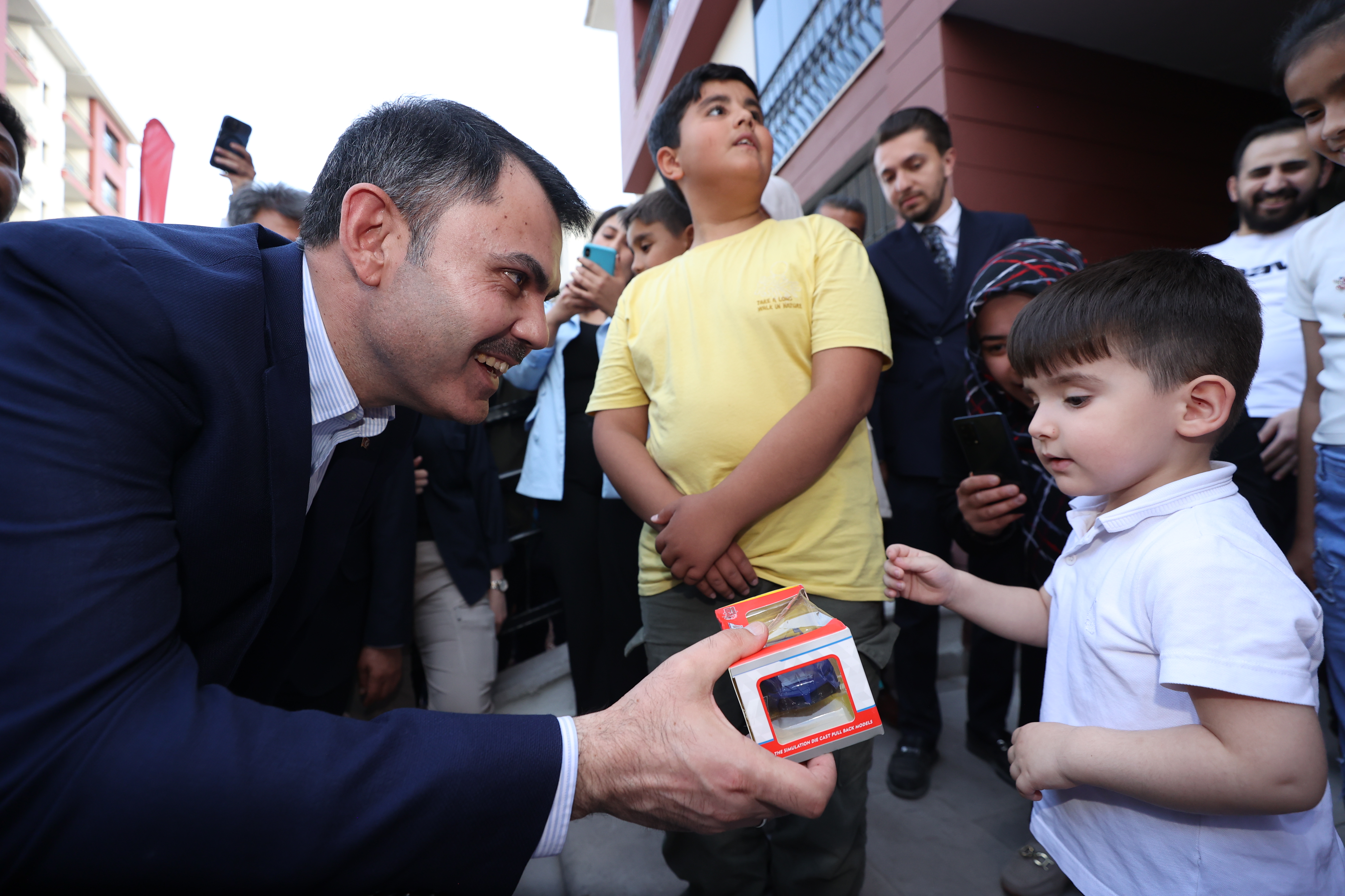 BAKAN KURUM’DAN DEPREMZEDE AİLEYE ZİYARET