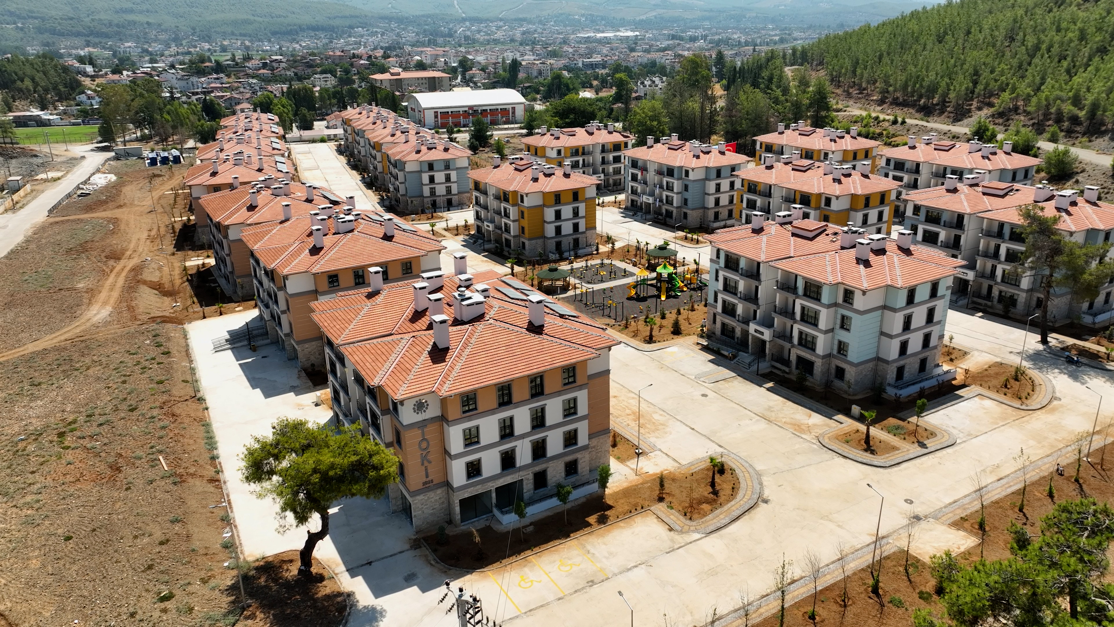 BAKAN KURUM’DAN SOSYAL KONUT PAYLAŞIMI