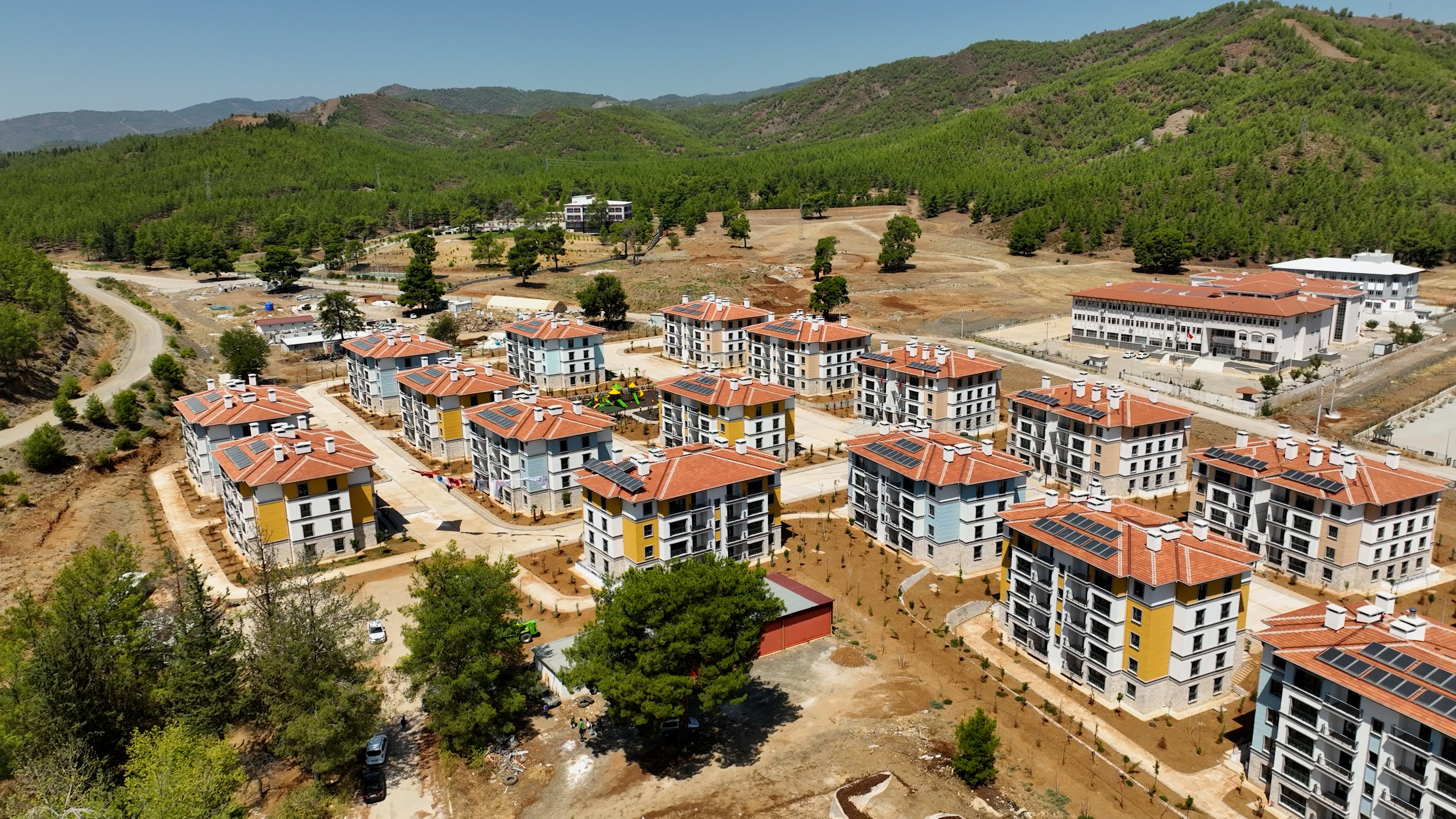 BAKAN KURUM’DAN SOSYAL KONUT PAYLAŞIMI