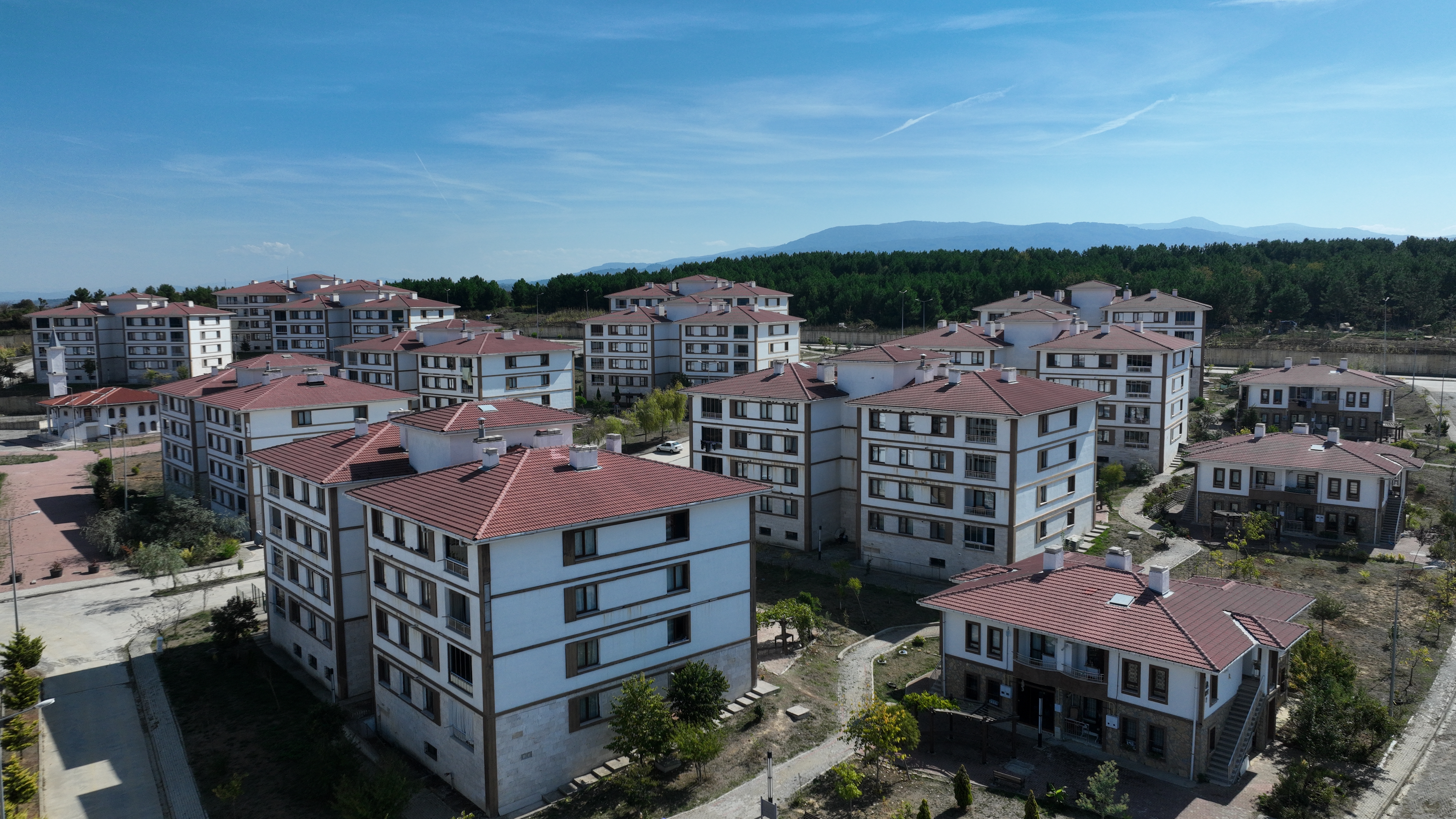 BAKAN KURUM’DAN SOSYAL KONUT PAYLAŞIMI