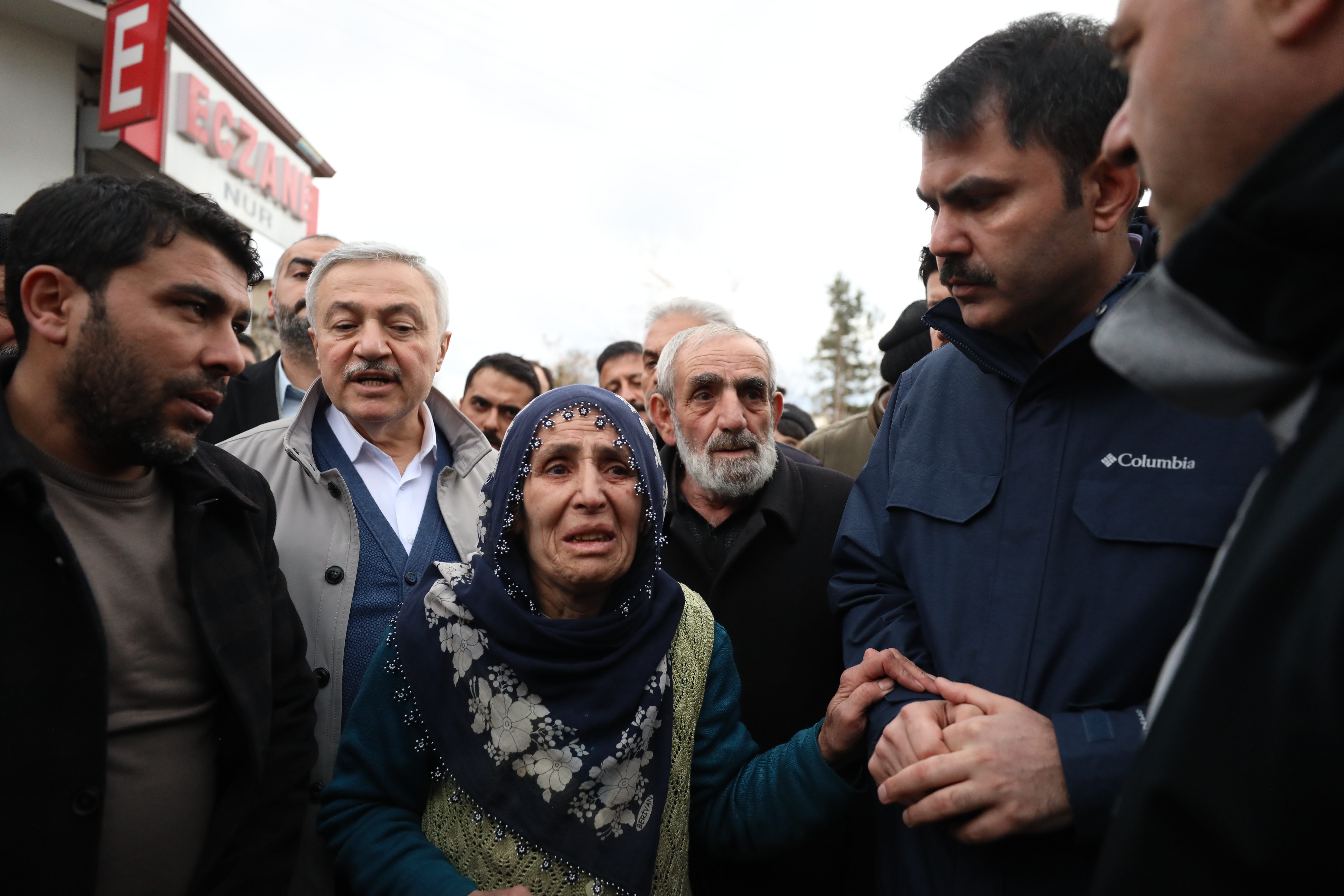 BAKAN KURUM'DAN DEPREMZEDE YAŞLI KADIN İLE ENGELLİ KIZINA YARDIM ELİ