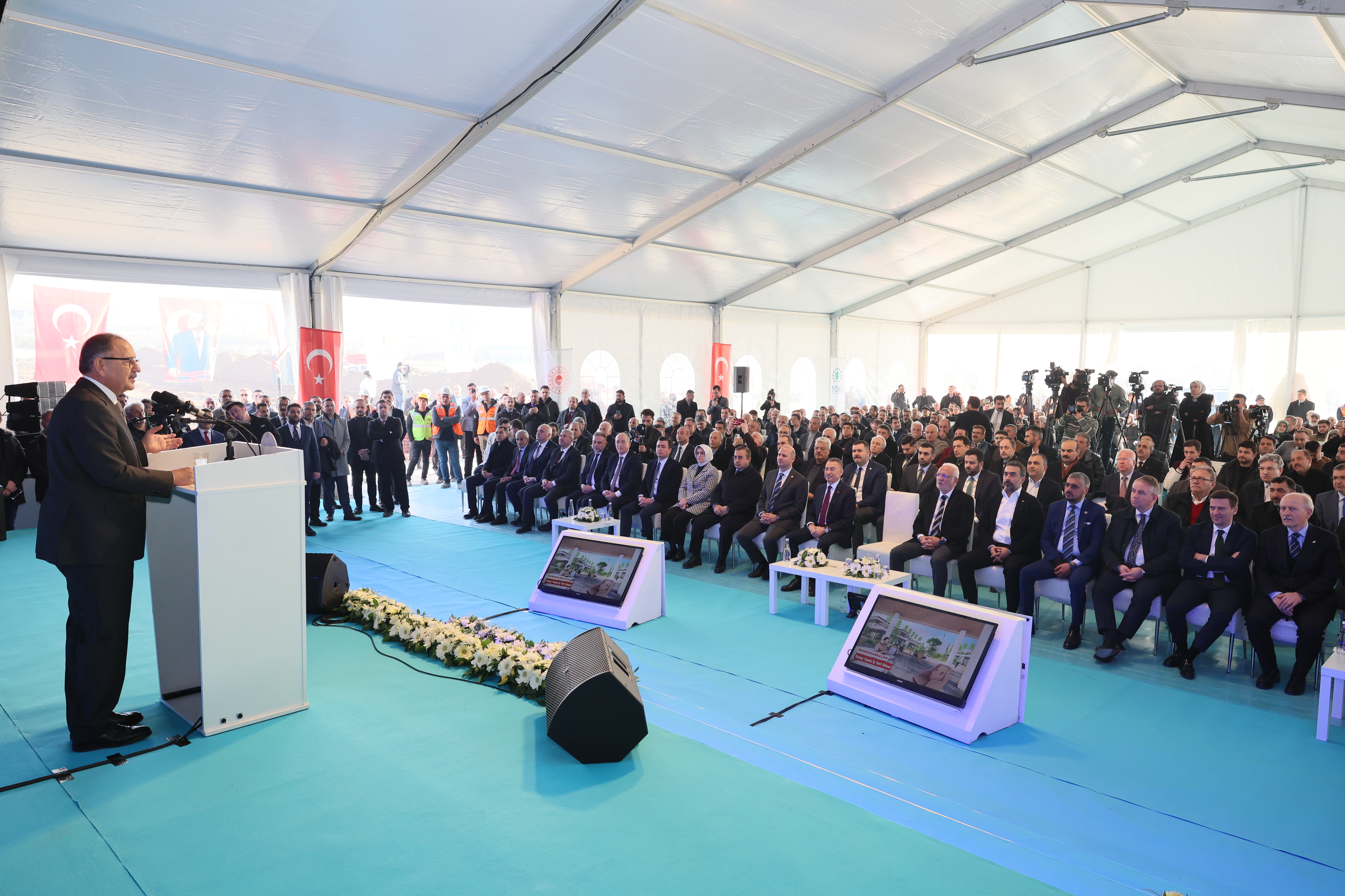 BAKAN MEHMET ÖZHASEKİ’DEN CHP’Lİ ÖZEL’E ‘DEM’Lİ TEPKİ:  “BİZLER, ŞEHİT CENAZESİNDE MİLLİYETÇİLİK TASLAYIP, 2 SAAT SONRA PKK’YLA ORTAKLIK İÇİN İKİ BÜKLÜM KIVRANMIYORUZ”