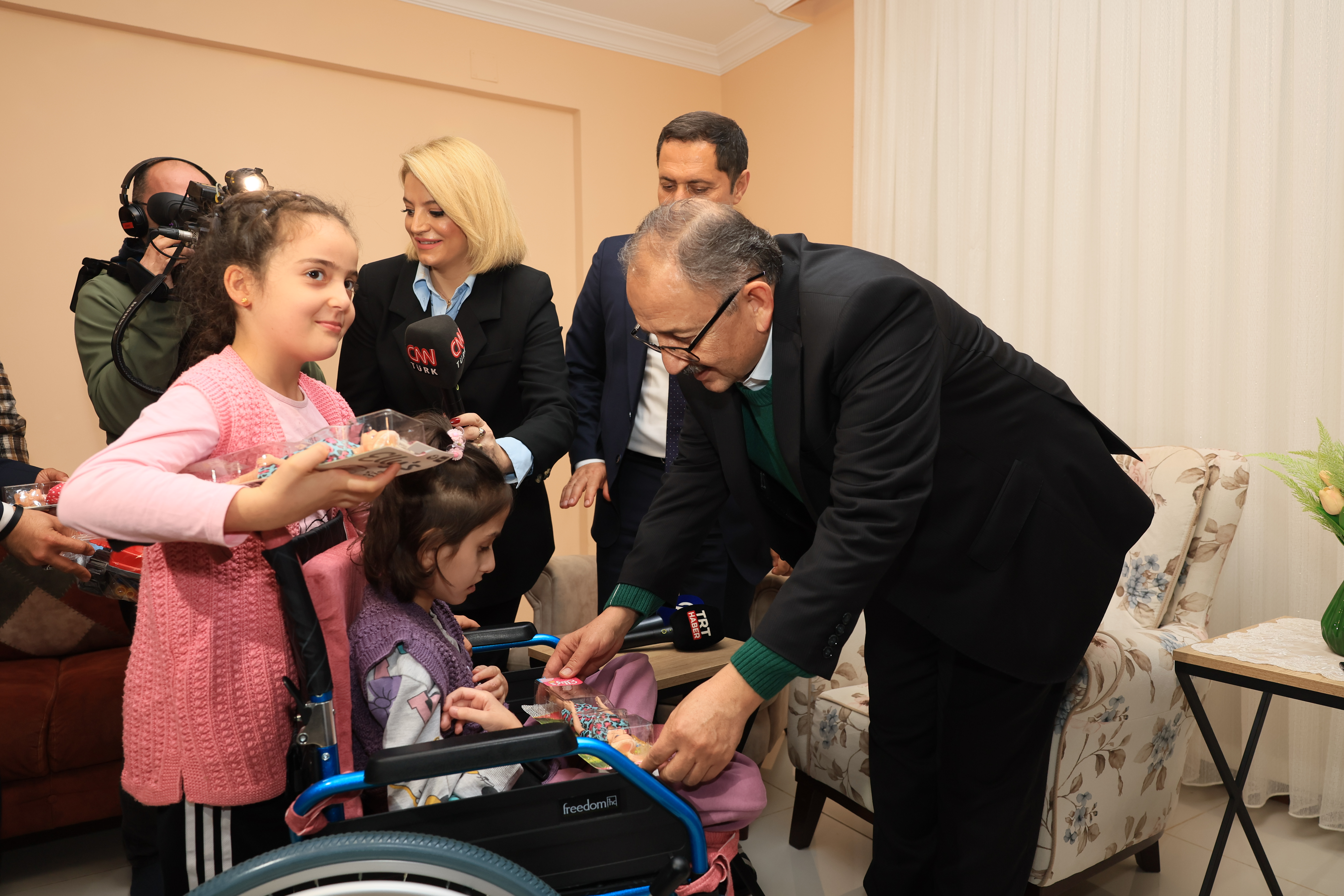 BAKAN MEHMET ÖZHASEKİ, ANTAKYALI DEPREMZEDE AİLENİN MİSAFİRİ OLDU