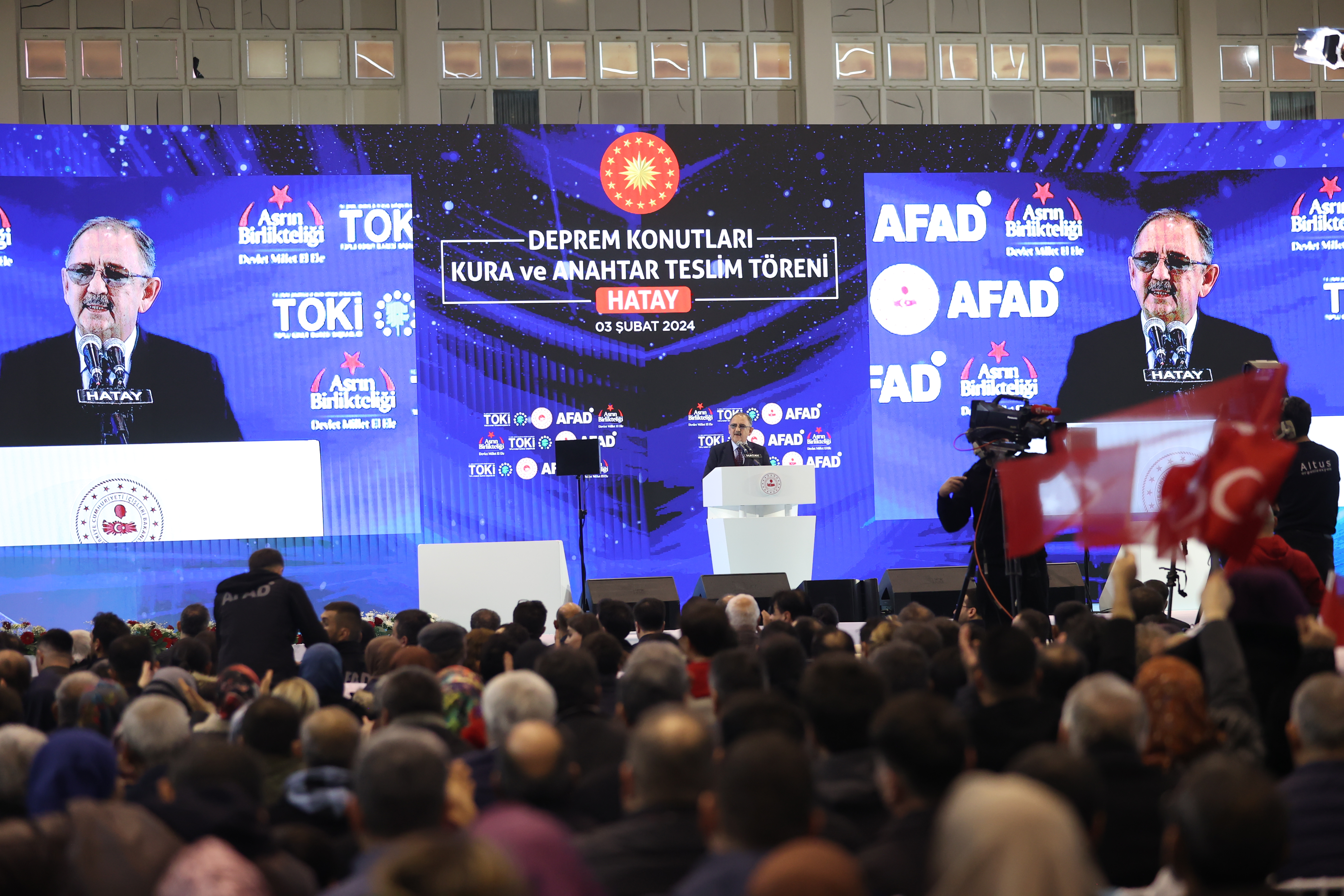 BAKAN MEHMET ÖZHASEKİ HATAY'DA DEPREMZEDELERE SESLENDİ: “SİZLER EVİNİZE OTURUNCAYA KADAR BURALARDA OLACAĞIZ”