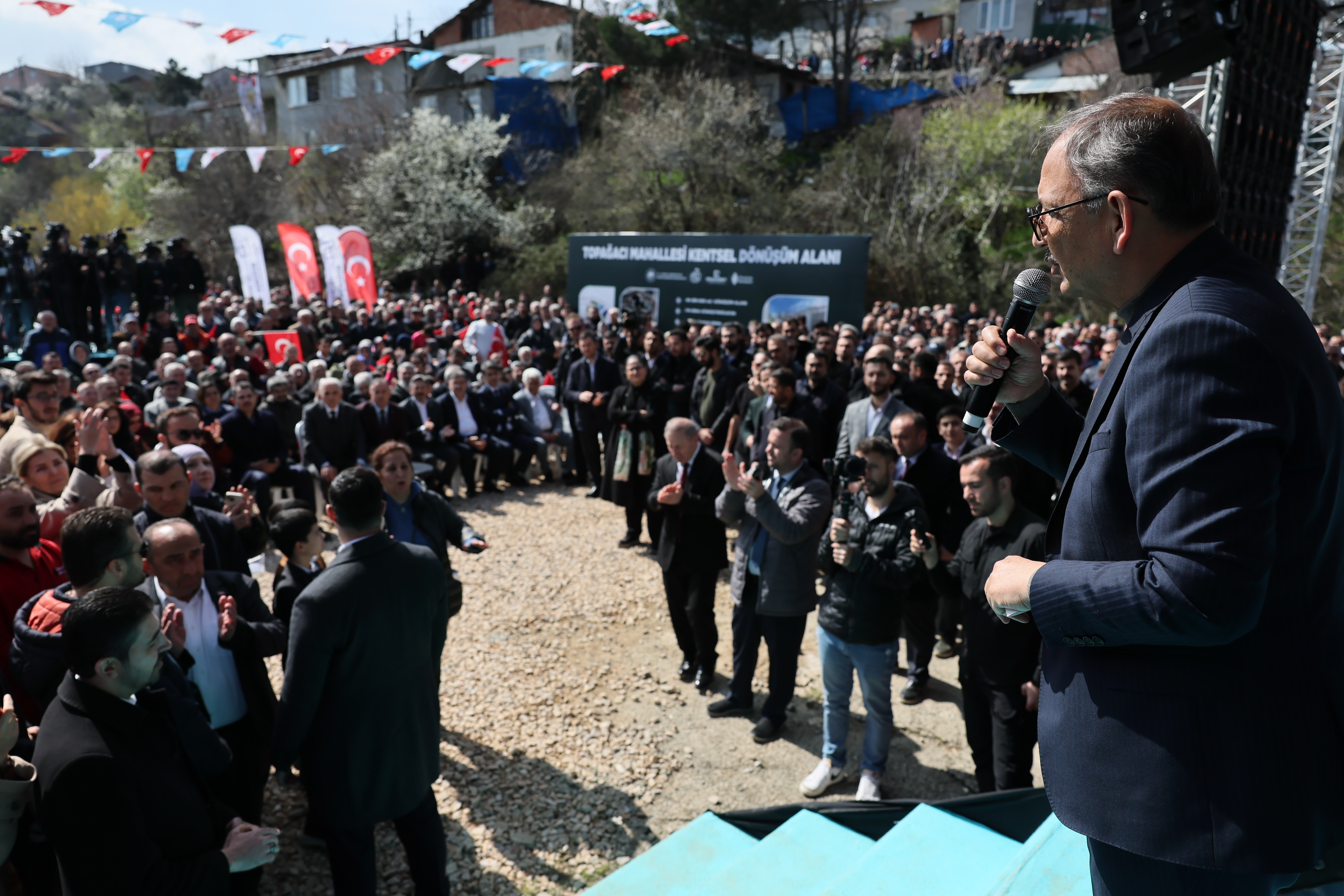 BAKAN MEHMET ÖZHASEKİ, ‘VAATLERİNİ UNUTAN’ MUHALEFET BELEDİYE BAŞKANLARINI ELEŞTİRDİ: “KİMSE GEÇMİŞE AİT HESAP VERMİYOR, ‘NE YAPTIN?’ DİYE SORULDUĞUNDA ‘HATIRLAMIYORUM’ DİYOR”