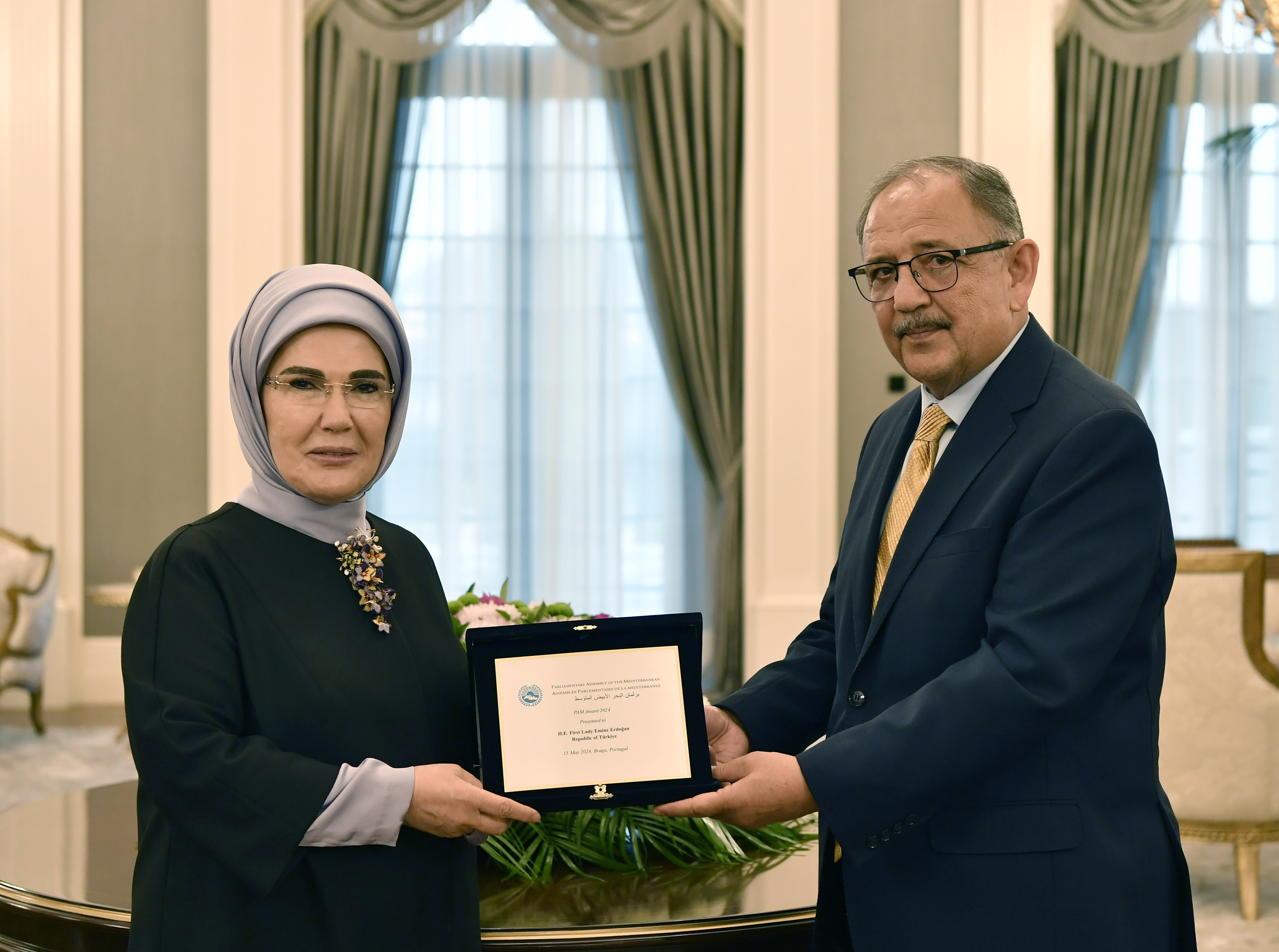 BAKAN MEHMET ÖZHASEKİ, SIFIR ATIK PROJESİNE VERİLEN AKDENİZ PA ÖDÜLÜNÜ EMİNE ERDOĞAN HANIMEFENDİ’YE TAKDİM ETTİ BAKAN ÖZHASEKİ: “EVLATLARIMIZA DAHA TEMİZ BİR DÜNYA BIRAKABİLMEK İÇİN TÜM GÜCÜMÜZLE ÇALIŞACAĞIZ”