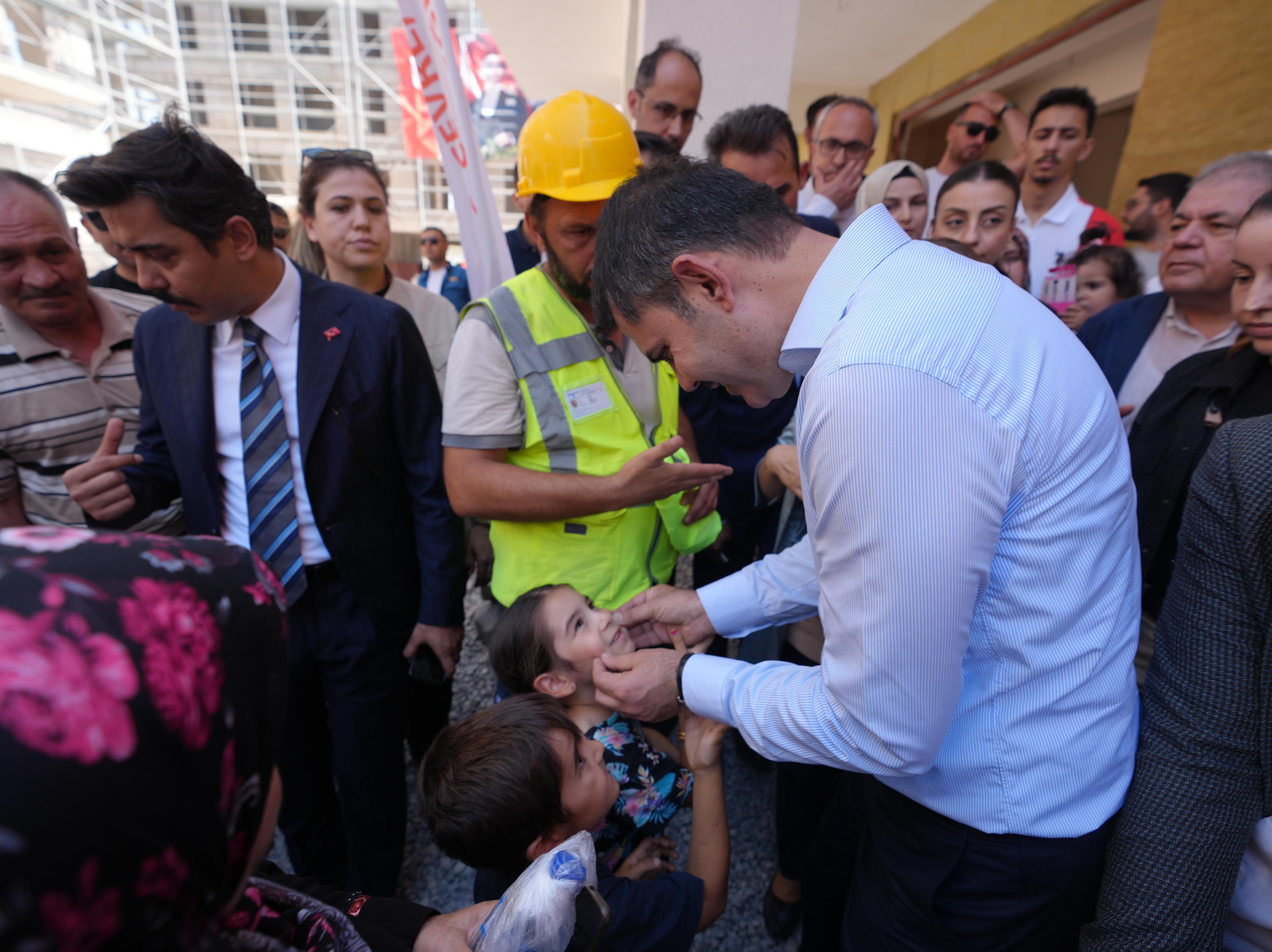 BAKAN MURAT KURUM KAHRAMANMARAŞLILARA MÜJDEYİ GAZİANTEP’TEN VERDİ: “BOĞAZİÇİ BÖLGESİNDEKİ YAPILAŞMANIN BULUNDUĞU ALANLARDA, RİSK OLUŞTURACAK ÖNEMLİ KAYMALARIN OLMADIĞI TESPİT EDİLDİ”