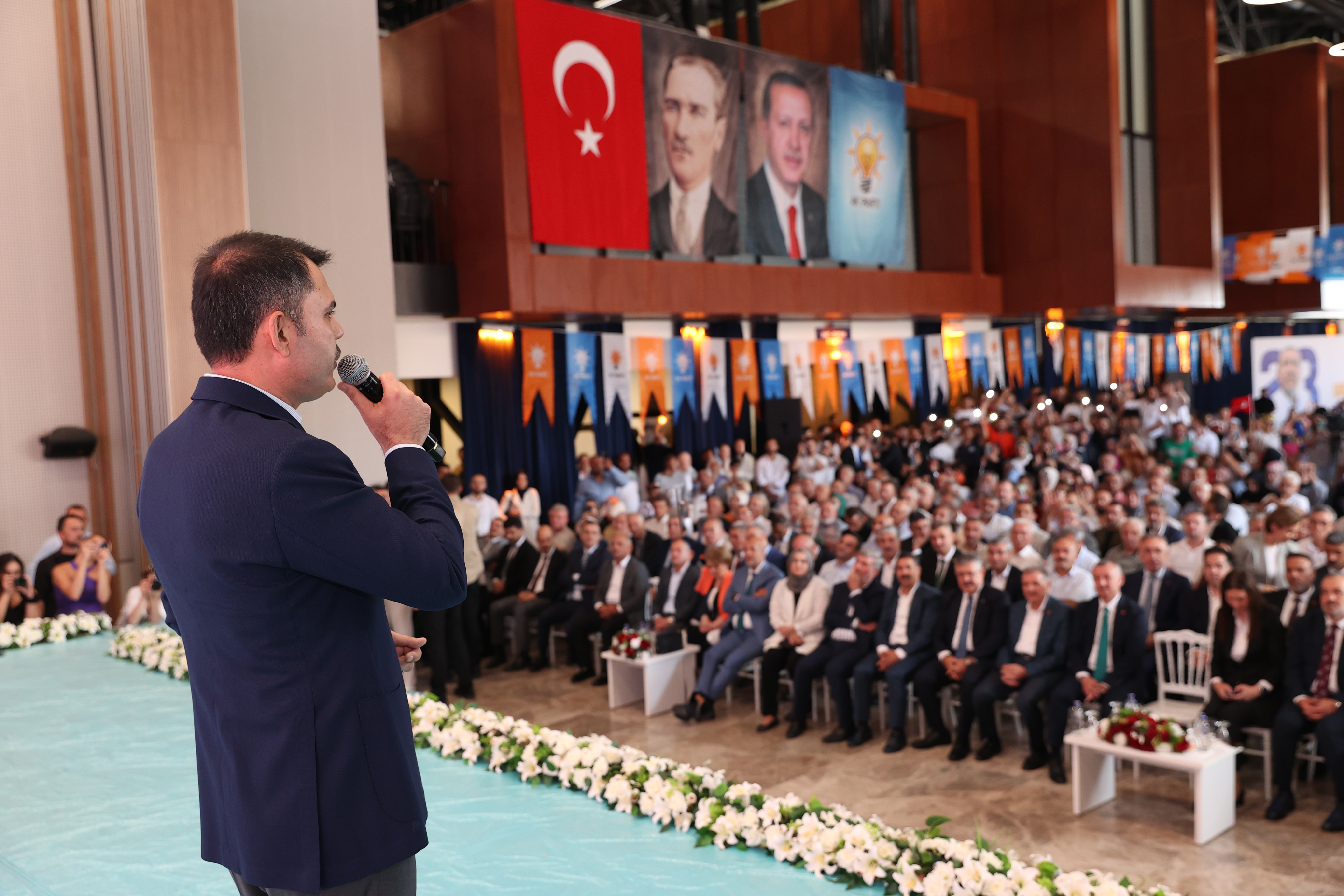 BAKAN MURAT KURUM, KOCAELİ’DE AK PARTİ İL DANIŞMA MECLİSİ TOPLANTISINDA KONUŞTU:  BİZ, İSTANBUL’DA DEPREM DÖNÜŞÜMÜ YAPARKEN ONLAR, PARİS’İN BALO SALONLARINDA KEYİF ÇATIYORLAR