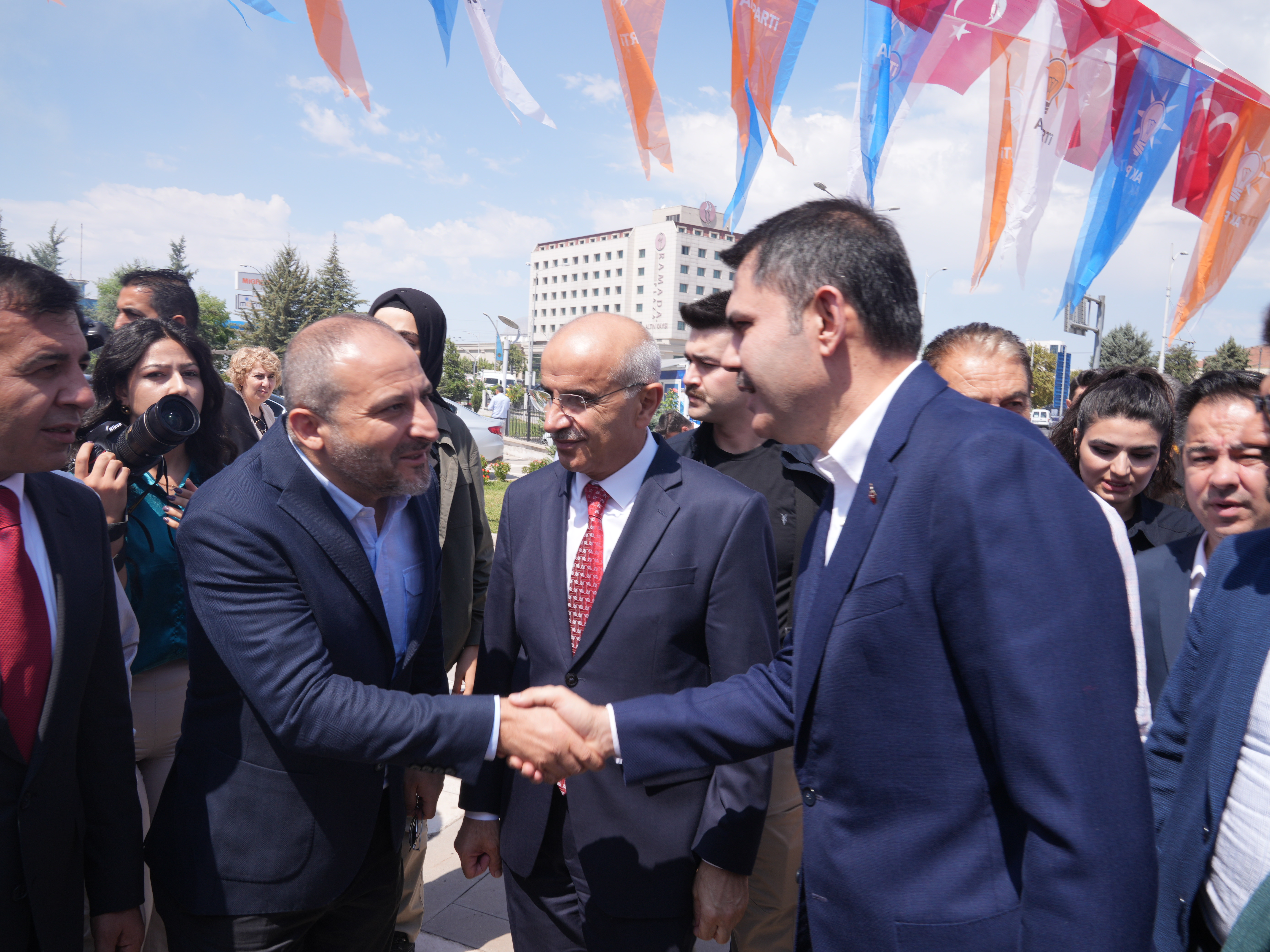 BAKAN MURAT KURUM: VATANDAŞLARIMIZ MÜSTERİH OLSUN  YARALARI SÜRATLE SARACAĞIZ