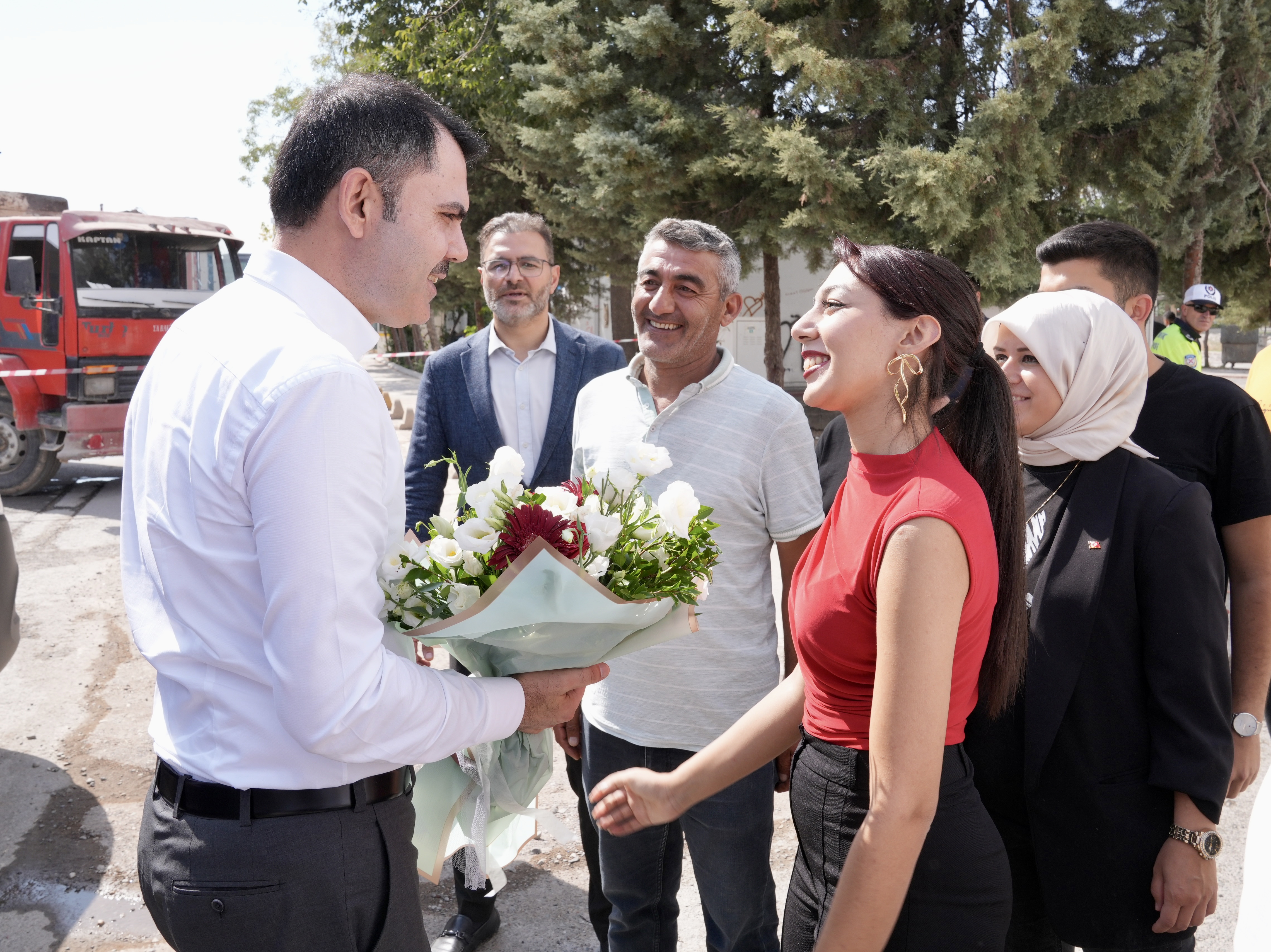 BAKAN MURAT KURUM, MALATYA’DA DEPREMZELERLE BİR ARAYA GELDİ: TEK ARZUMUZ SİZLERİ YENİ YUVALARINIZDA GÖRMEK