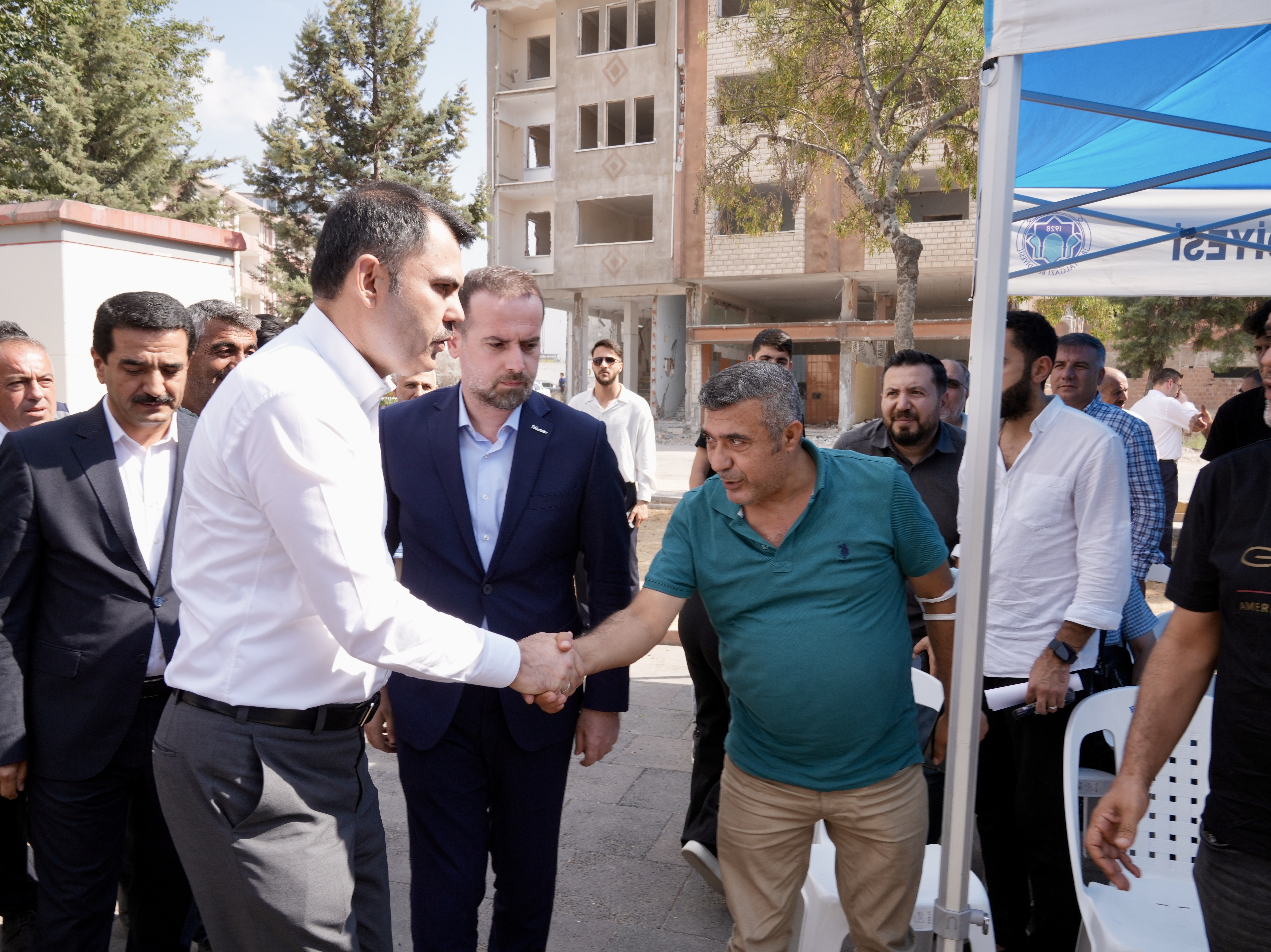 BAKAN MURAT KURUM, MALATYA’DA DEPREMZELERLE BİR ARAYA GELDİ: TEK ARZUMUZ SİZLERİ YENİ YUVALARINIZDA GÖRMEK