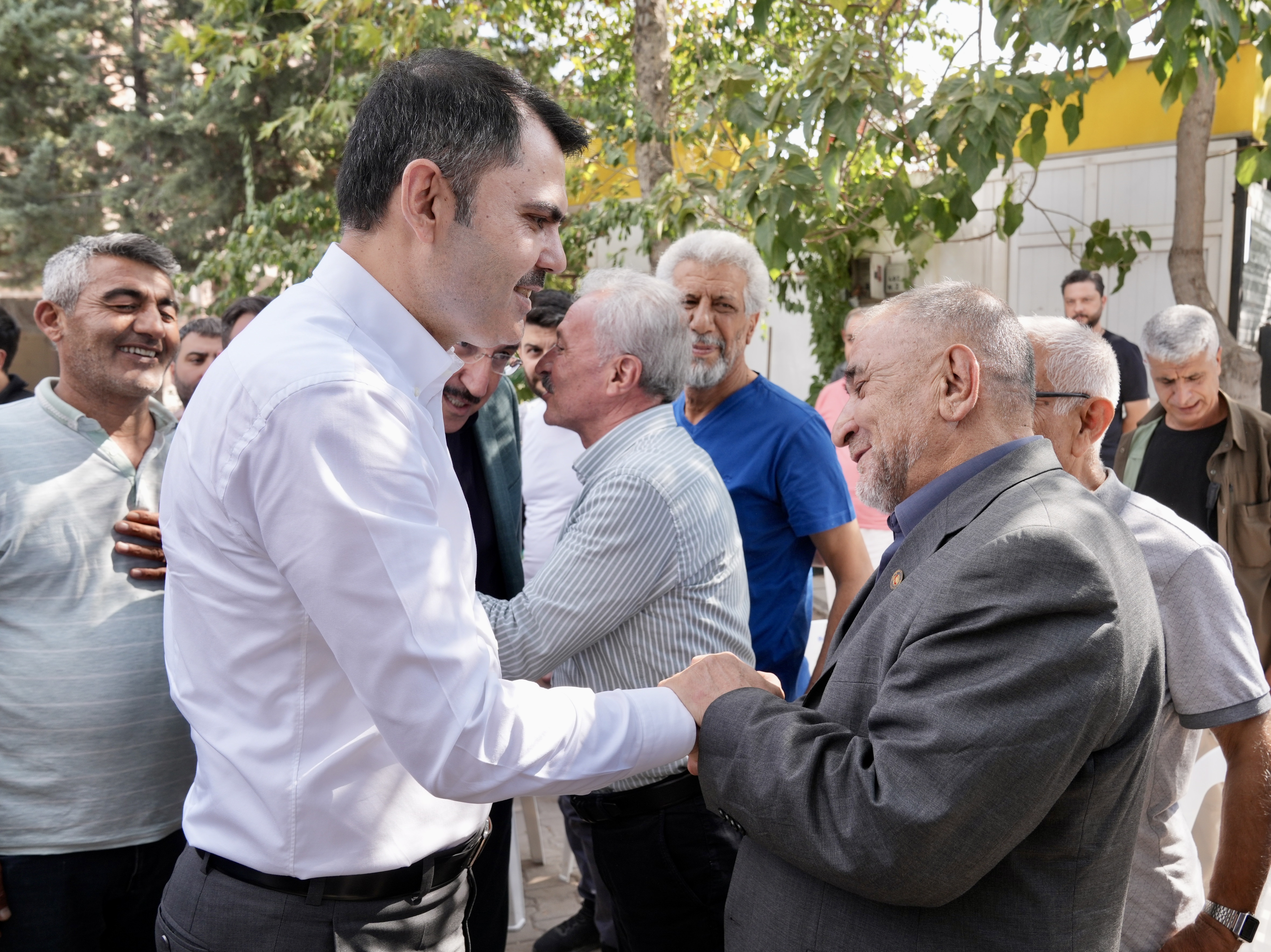 BAKAN MURAT KURUM, MALATYA’DA DEPREMZELERLE BİR ARAYA GELDİ: TEK ARZUMUZ SİZLERİ YENİ YUVALARINIZDA GÖRMEK