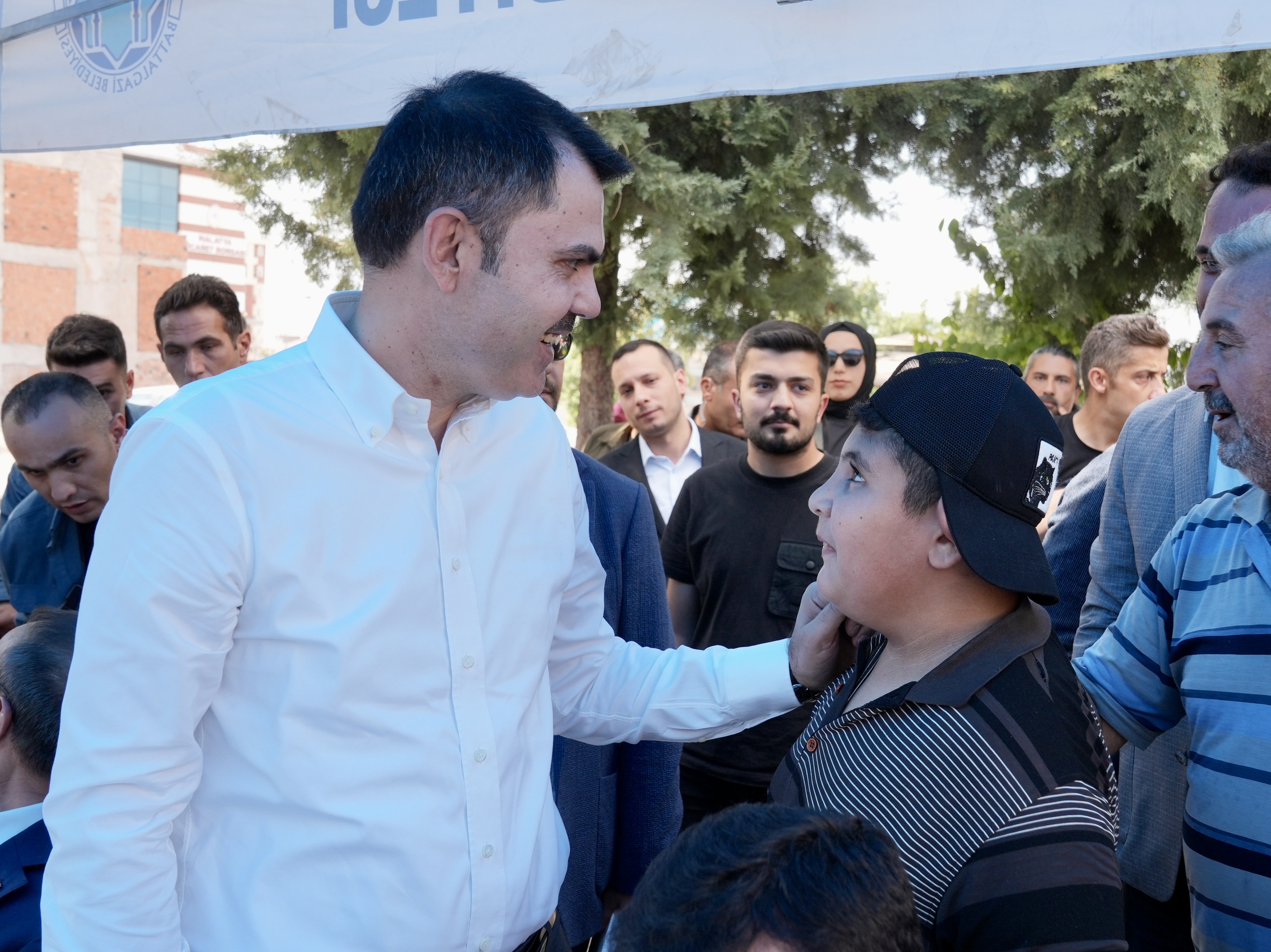 BAKAN MURAT KURUM, MALATYA’DA DEPREMZELERLE BİR ARAYA GELDİ: TEK ARZUMUZ SİZLERİ YENİ YUVALARINIZDA GÖRMEK