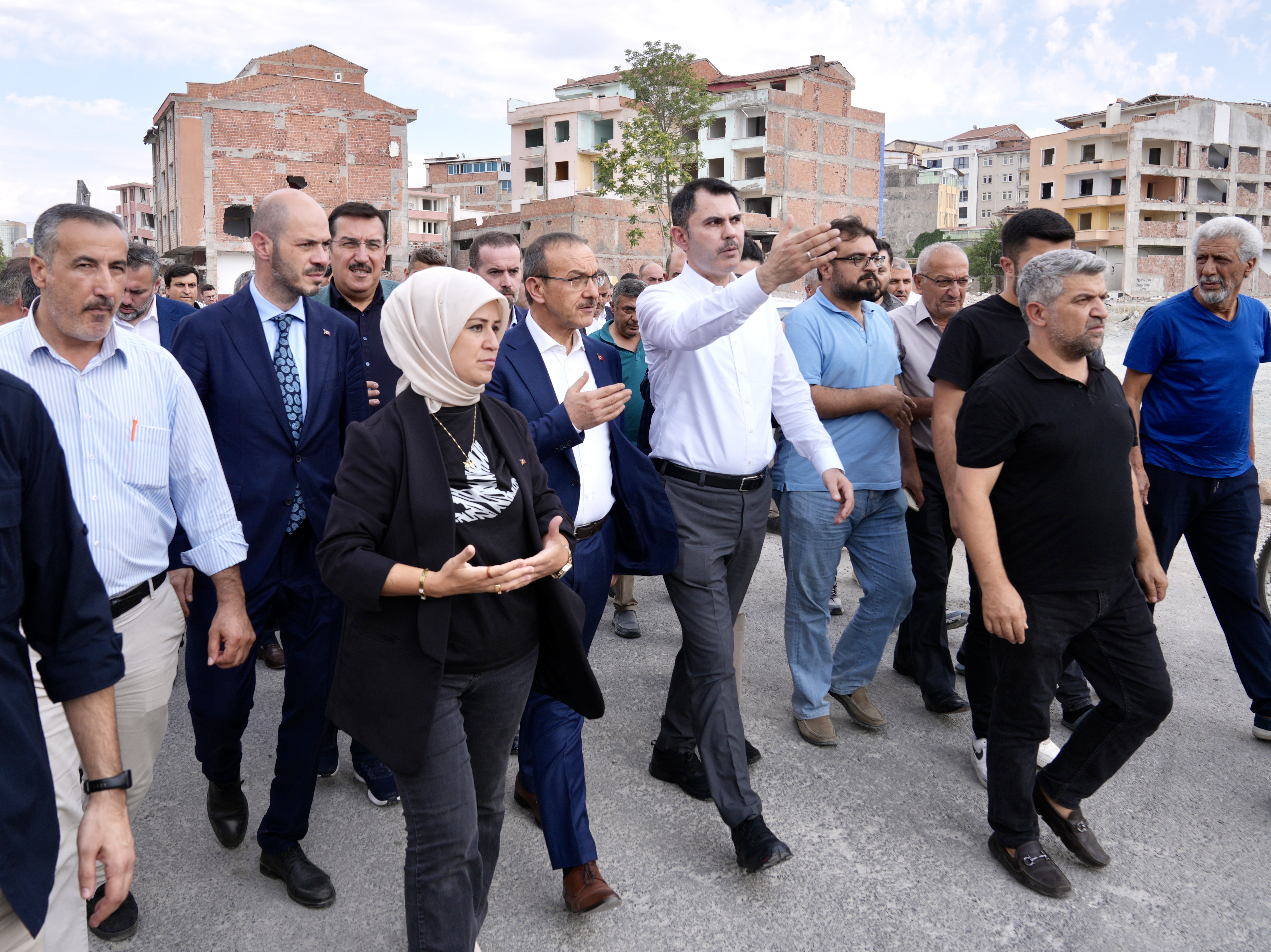 BAKAN MURAT KURUM, MALATYA’DA DEPREMZELERLE BİR ARAYA GELDİ: TEK ARZUMUZ SİZLERİ YENİ YUVALARINIZDA GÖRMEK