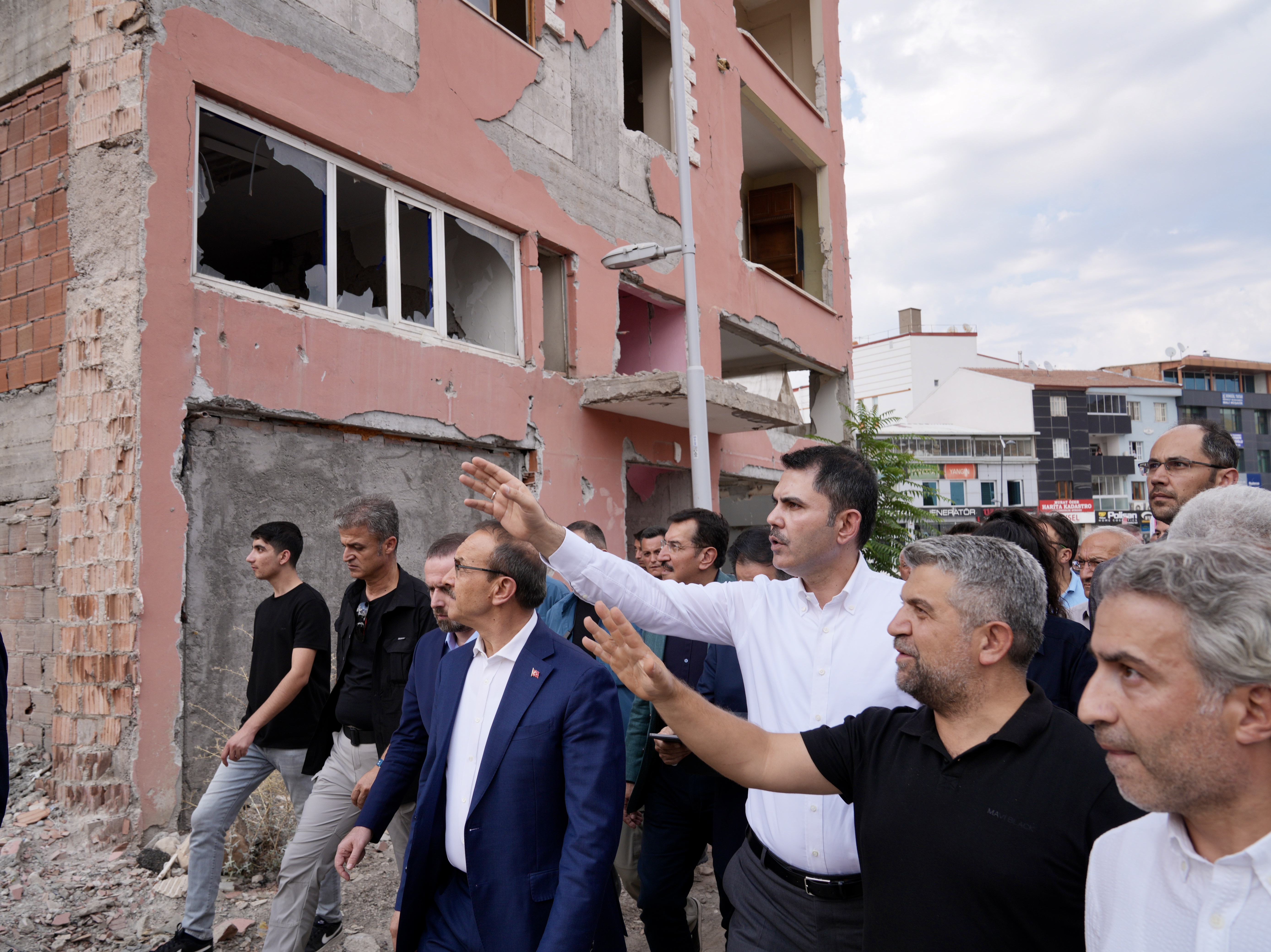 BAKAN MURAT KURUM, MALATYA’DA DEPREMZELERLE BİR ARAYA GELDİ: TEK ARZUMUZ SİZLERİ YENİ YUVALARINIZDA GÖRMEK