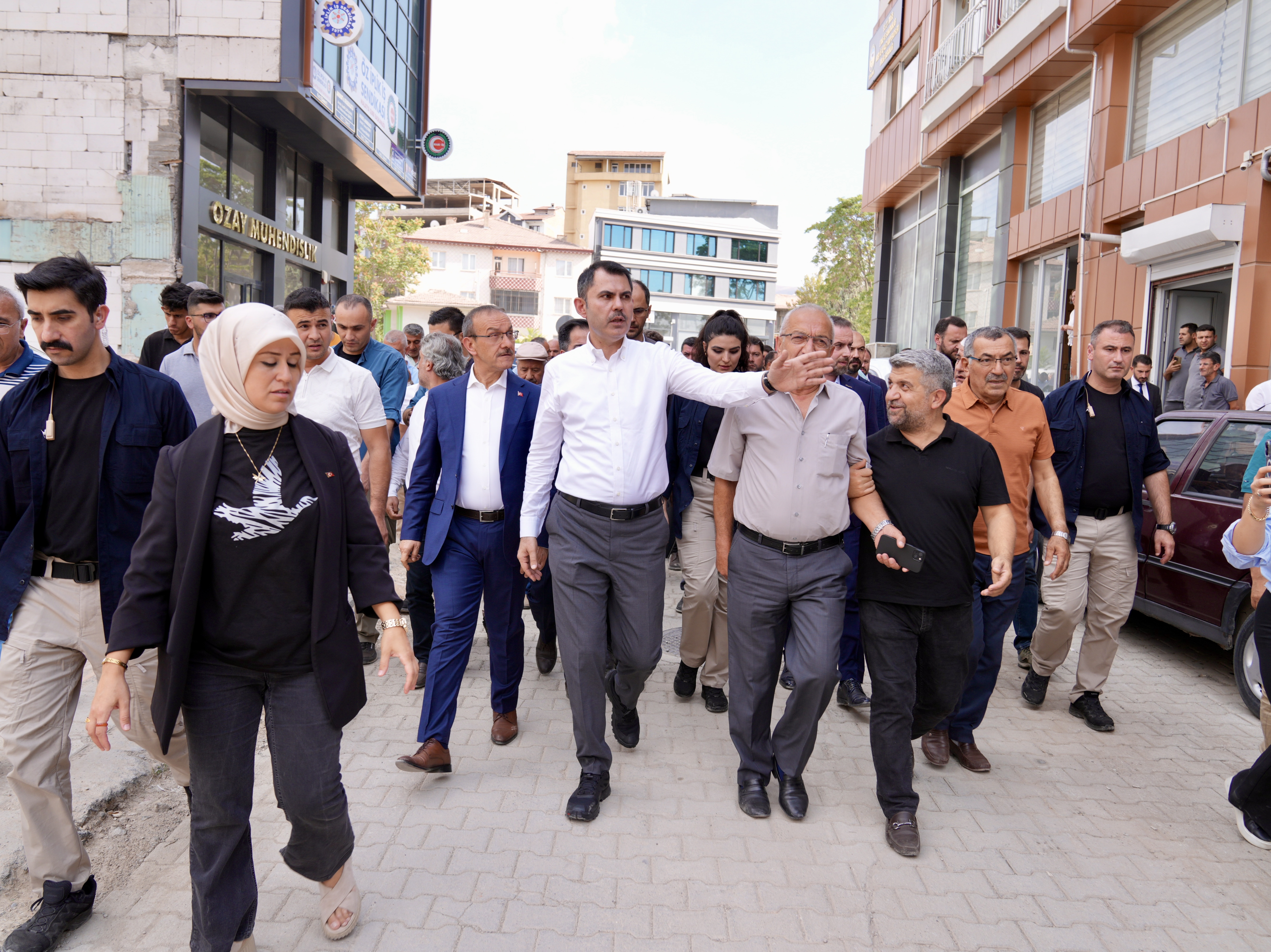 BAKAN MURAT KURUM, MALATYA’DA DEPREMZELERLE BİR ARAYA GELDİ: TEK ARZUMUZ SİZLERİ YENİ YUVALARINIZDA GÖRMEK