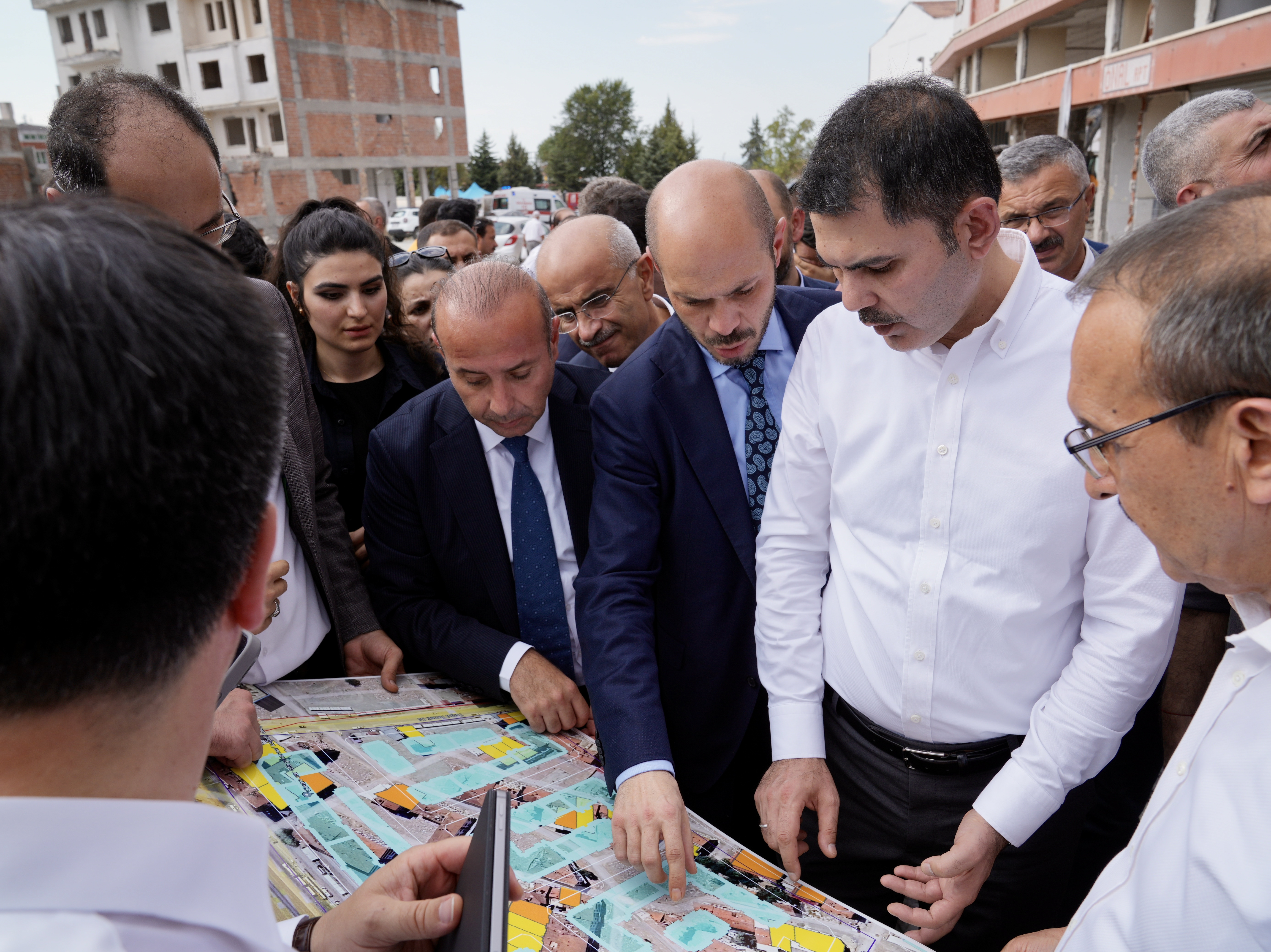 BAKAN MURAT KURUM, MALATYA’DA DEPREMZELERLE BİR ARAYA GELDİ: TEK ARZUMUZ SİZLERİ YENİ YUVALARINIZDA GÖRMEK