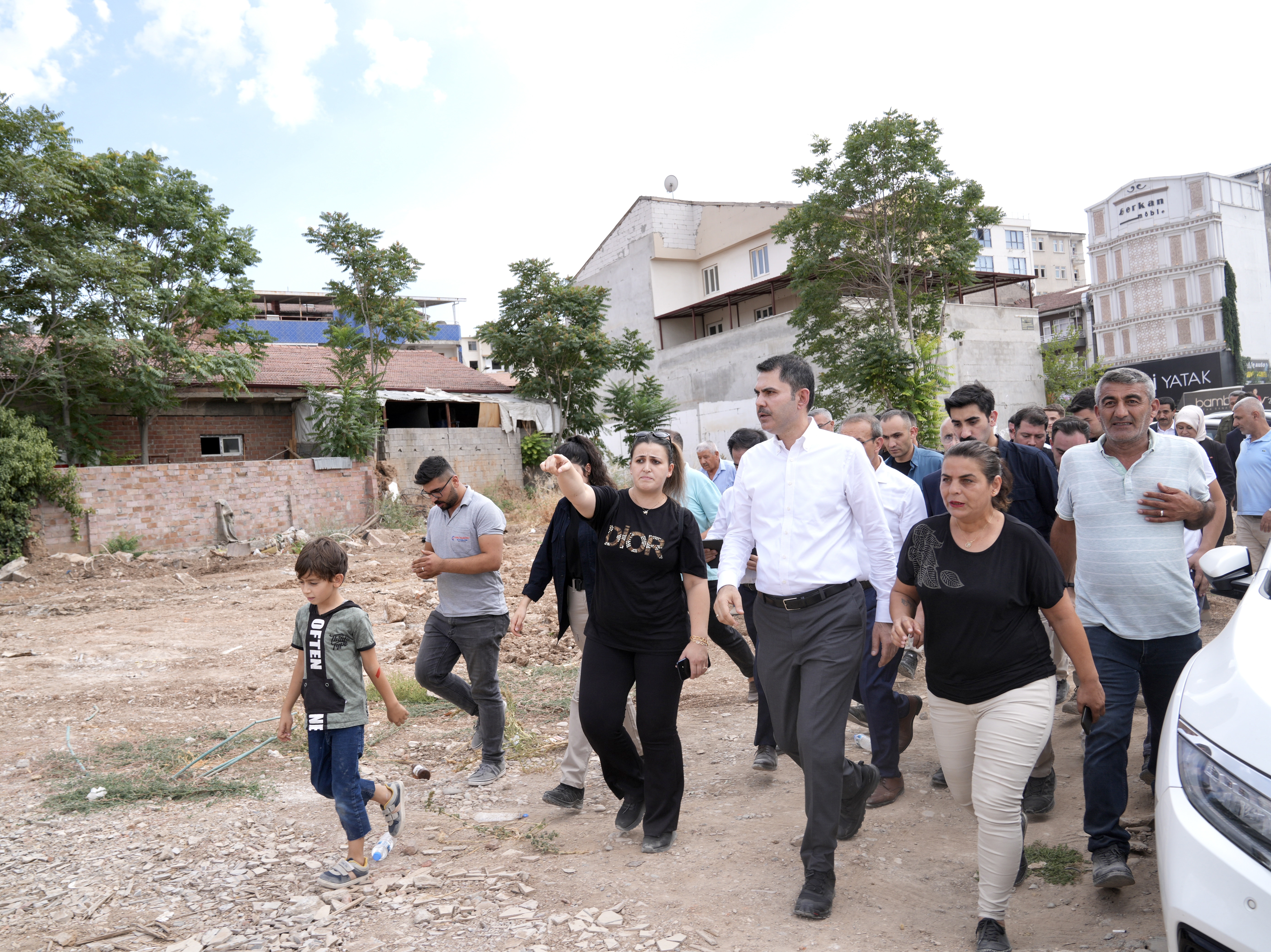 BAKAN MURAT KURUM, MALATYA’DA DEPREMZELERLE BİR ARAYA GELDİ: TEK ARZUMUZ SİZLERİ YENİ YUVALARINIZDA GÖRMEK