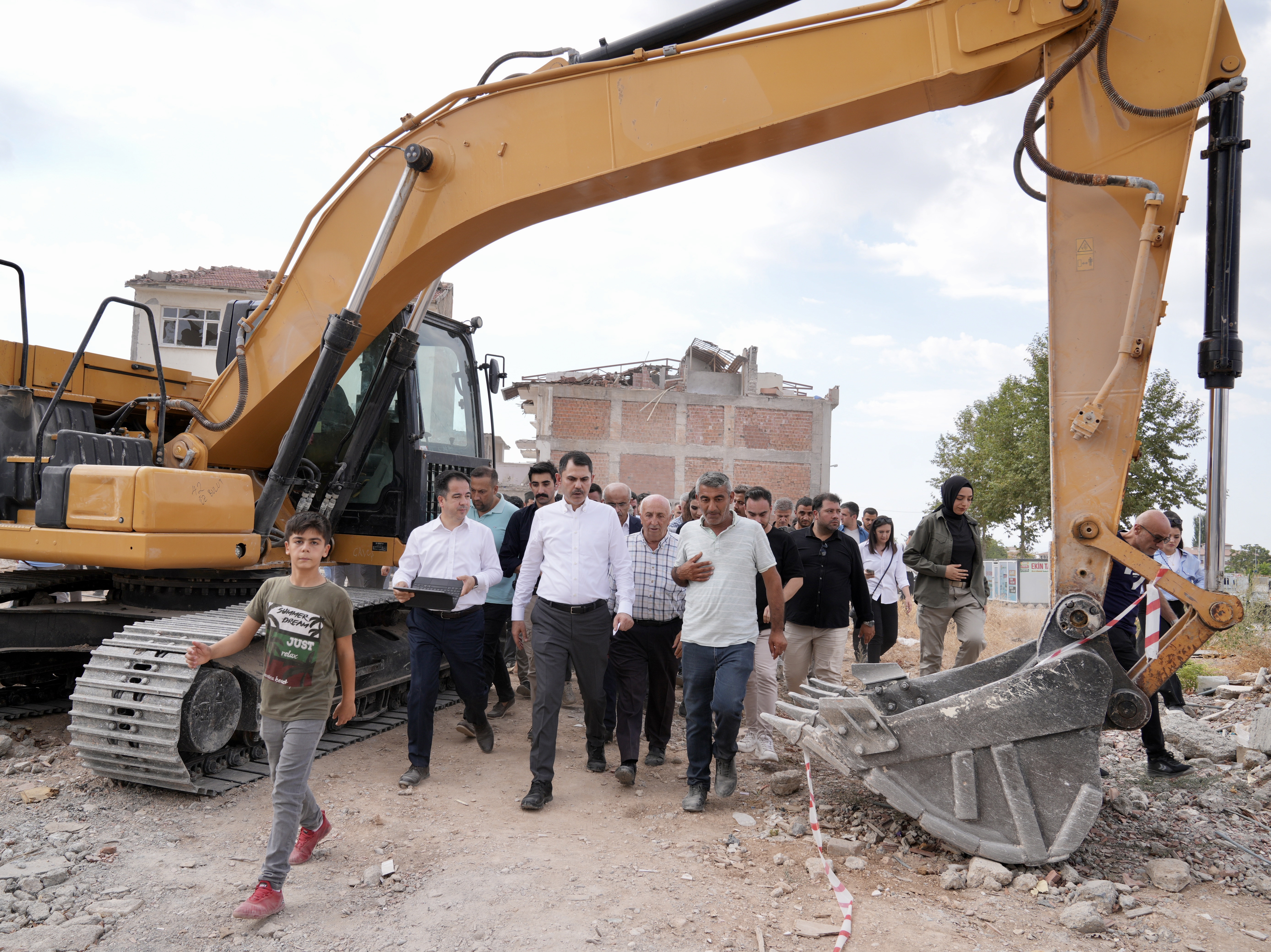 BAKAN MURAT KURUM, MALATYA’DA DEPREMZELERLE BİR ARAYA GELDİ: TEK ARZUMUZ SİZLERİ YENİ YUVALARINIZDA GÖRMEK