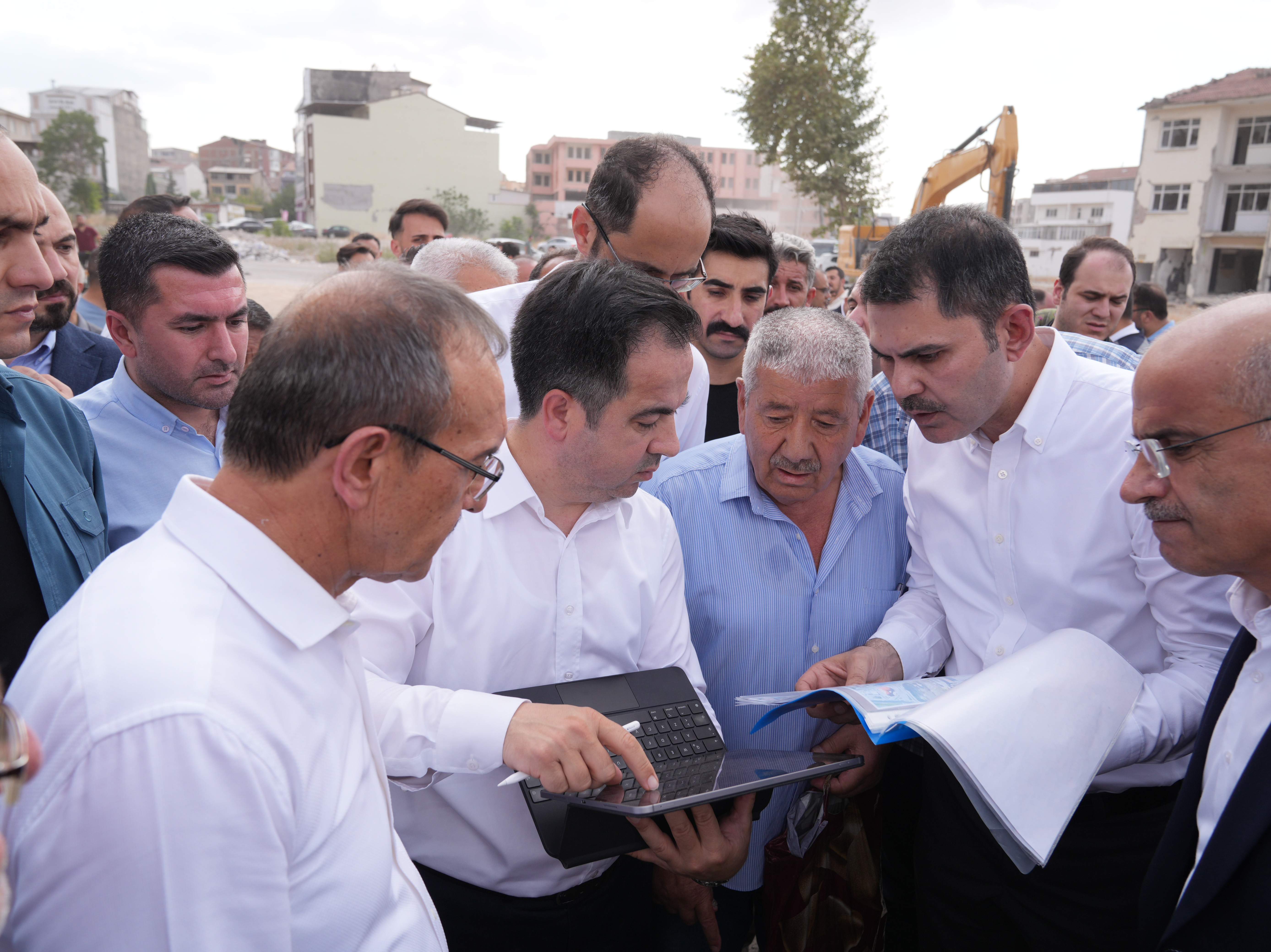 BAKAN MURAT KURUM, MALATYA’DA DEPREMZELERLE BİR ARAYA GELDİ: TEK ARZUMUZ SİZLERİ YENİ YUVALARINIZDA GÖRMEK