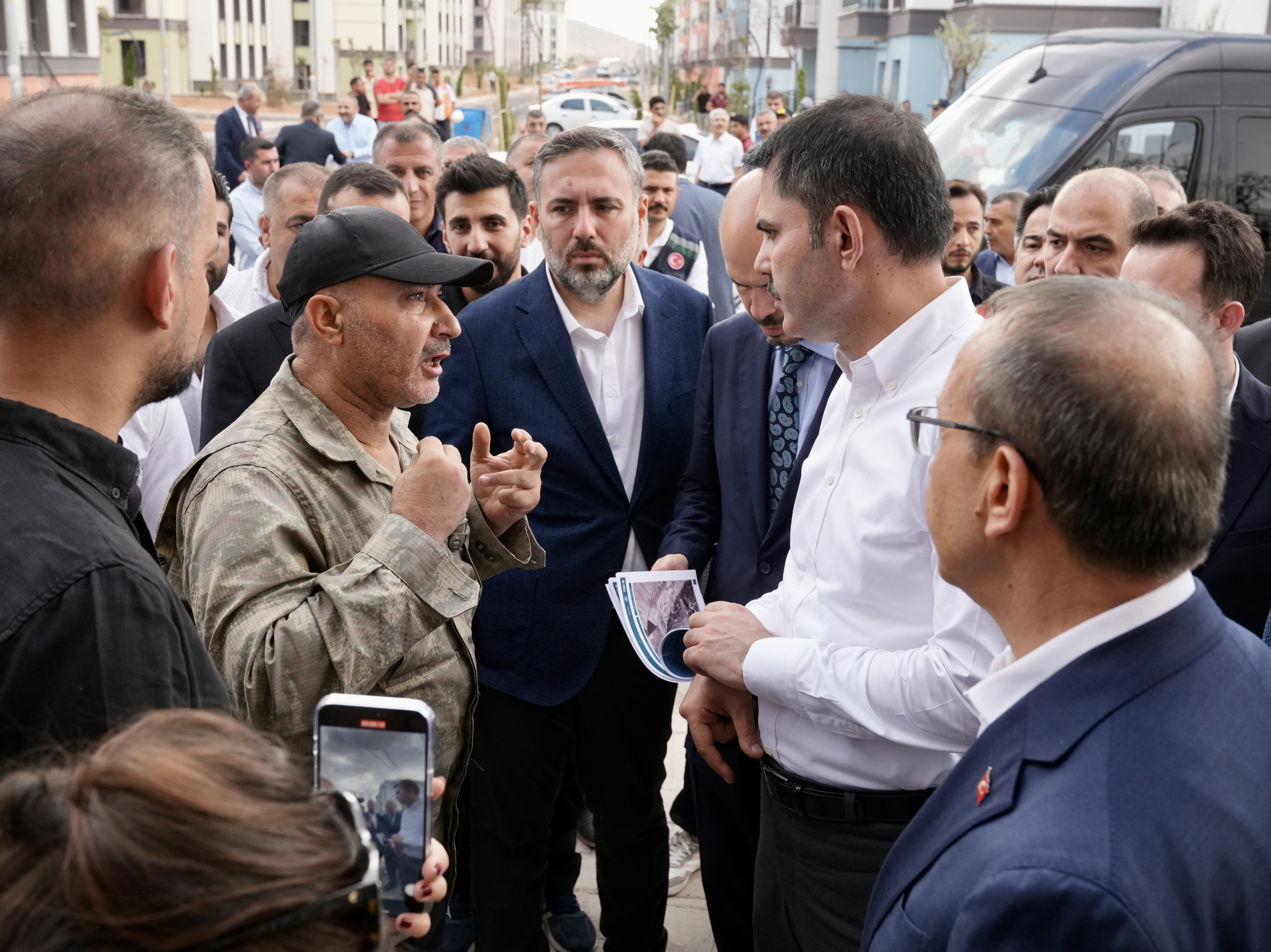 BAKAN MURAT KURUM, MALATYA’DA DEPREMZELERLE BİR ARAYA GELDİ: TEK ARZUMUZ SİZLERİ YENİ YUVALARINIZDA GÖRMEK