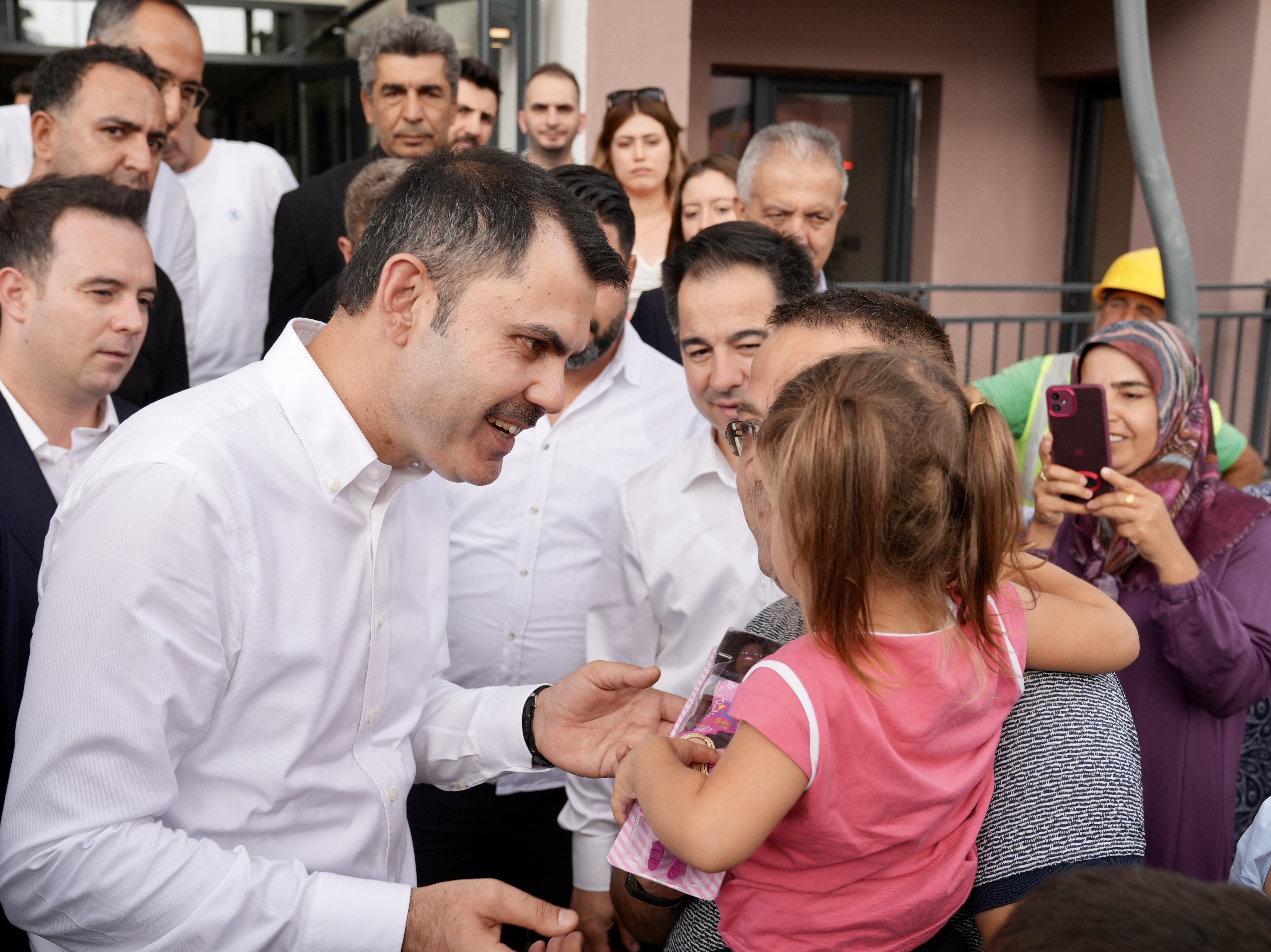 BAKAN MURAT KURUM, MALATYA’DA DEPREMZELERLE BİR ARAYA GELDİ: TEK ARZUMUZ SİZLERİ YENİ YUVALARINIZDA GÖRMEK