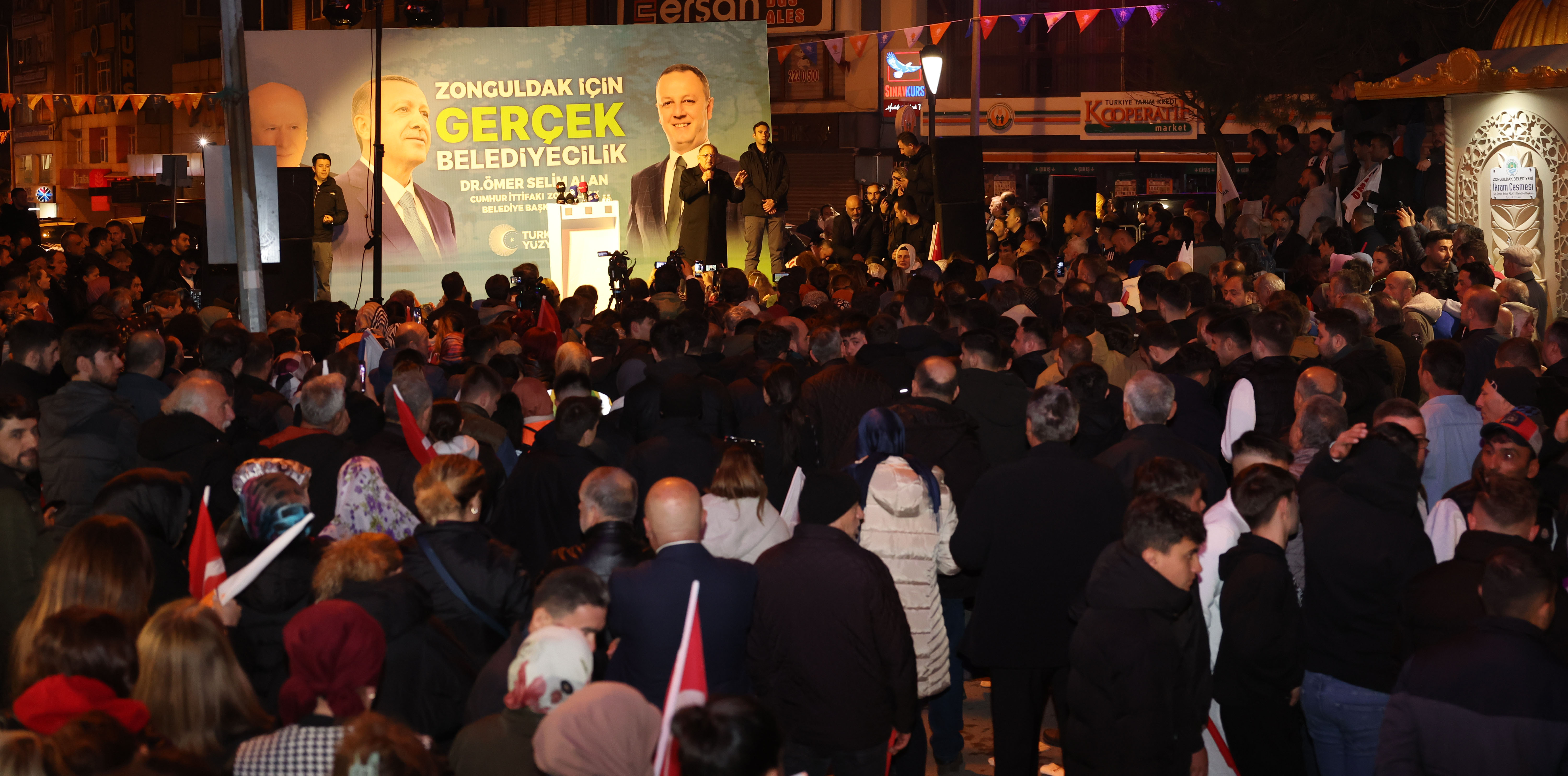 BAKAN ÖZHASEKİ, ZONGULDAK’TA GECE DÜZENLENEN MİTİNGDE COŞKULU KALABALIĞA HİTAP ETTİ: “1994’TE ‘HİZMET EDECEĞİZ’ DİYE YOLA ÇIKTIK, HALA HİZMET ETMEYE DEVAM EDİYORUZ”