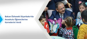 Bakan Özhaseki Diyarbakır’da Anaokulu Öğrencilerine Karnelerini Verdi