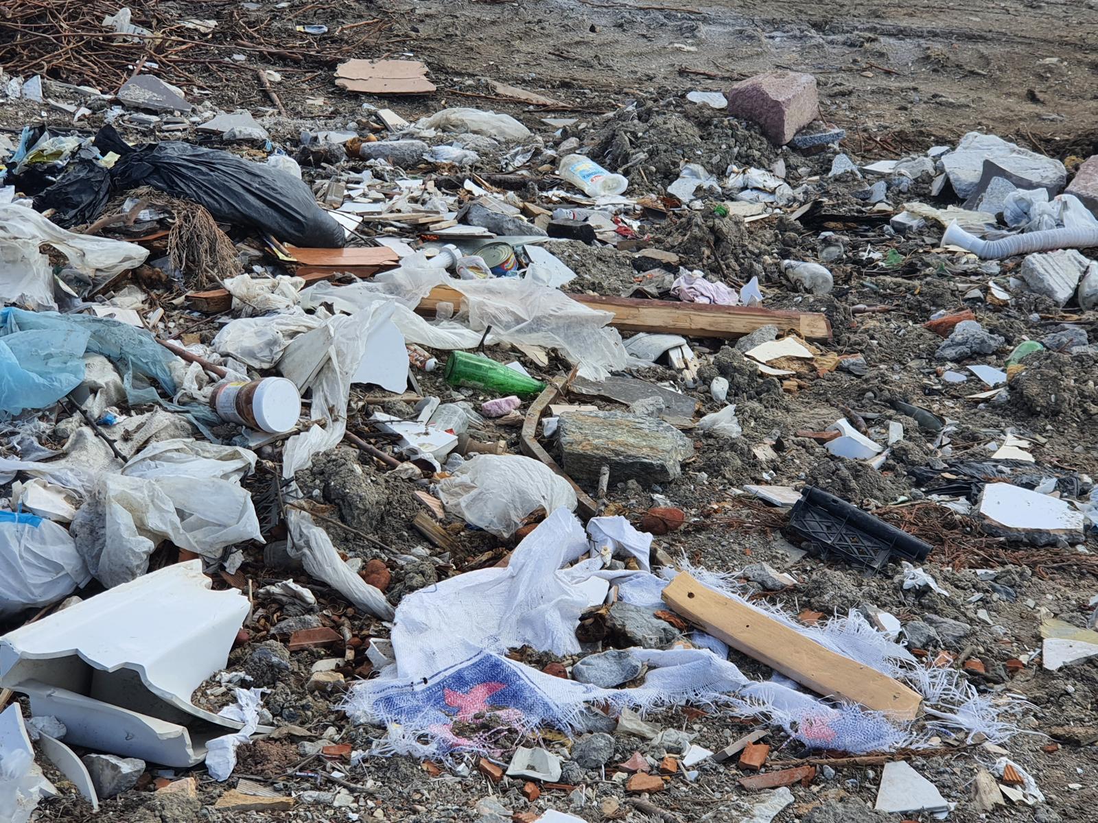 BAKANLIĞIN UYARISINA RAĞMEN ARAZİYE DÖKÜLEN ÇÖPLERİ TOPLAMAYAN BELEDİYEYE CEZA