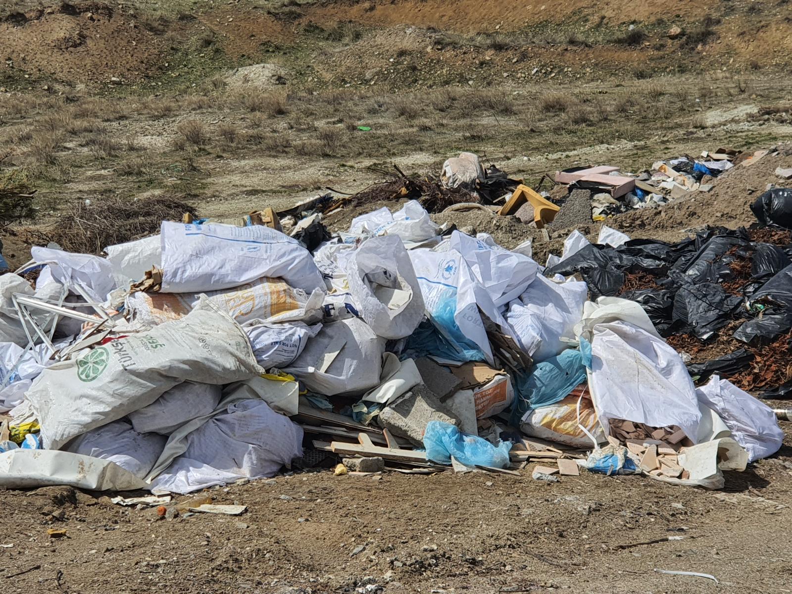 BAKANLIĞIN UYARISINA RAĞMEN ARAZİYE DÖKÜLEN ÇÖPLERİ TOPLAMAYAN BELEDİYEYE CEZA