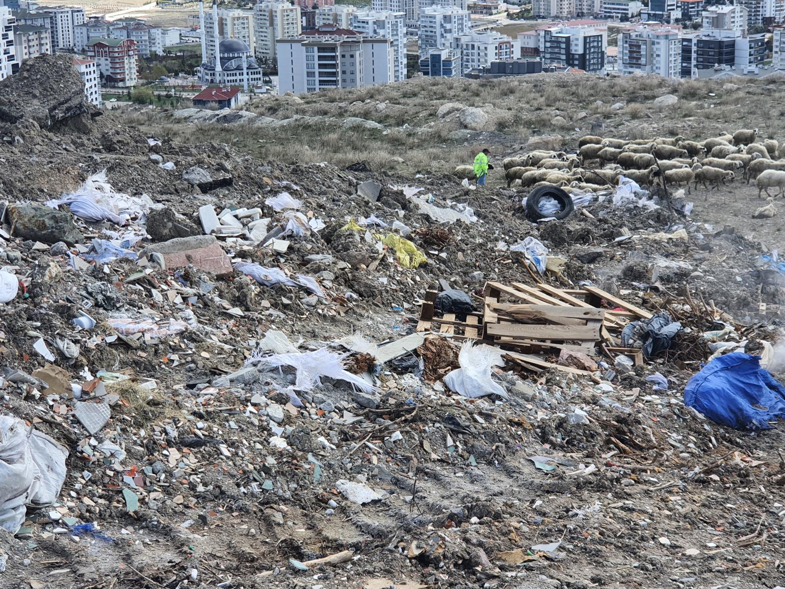 BAKANLIĞIN UYARISINA RAĞMEN ARAZİYE DÖKÜLEN ÇÖPLERİ TOPLAMAYAN BELEDİYEYE CEZA
