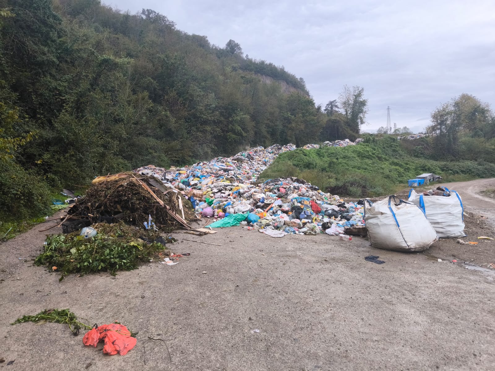 BARTIN’DA YOLA ÇÖP DÖKEN KURUMLARA 6,4 MİLYON TL CEZA