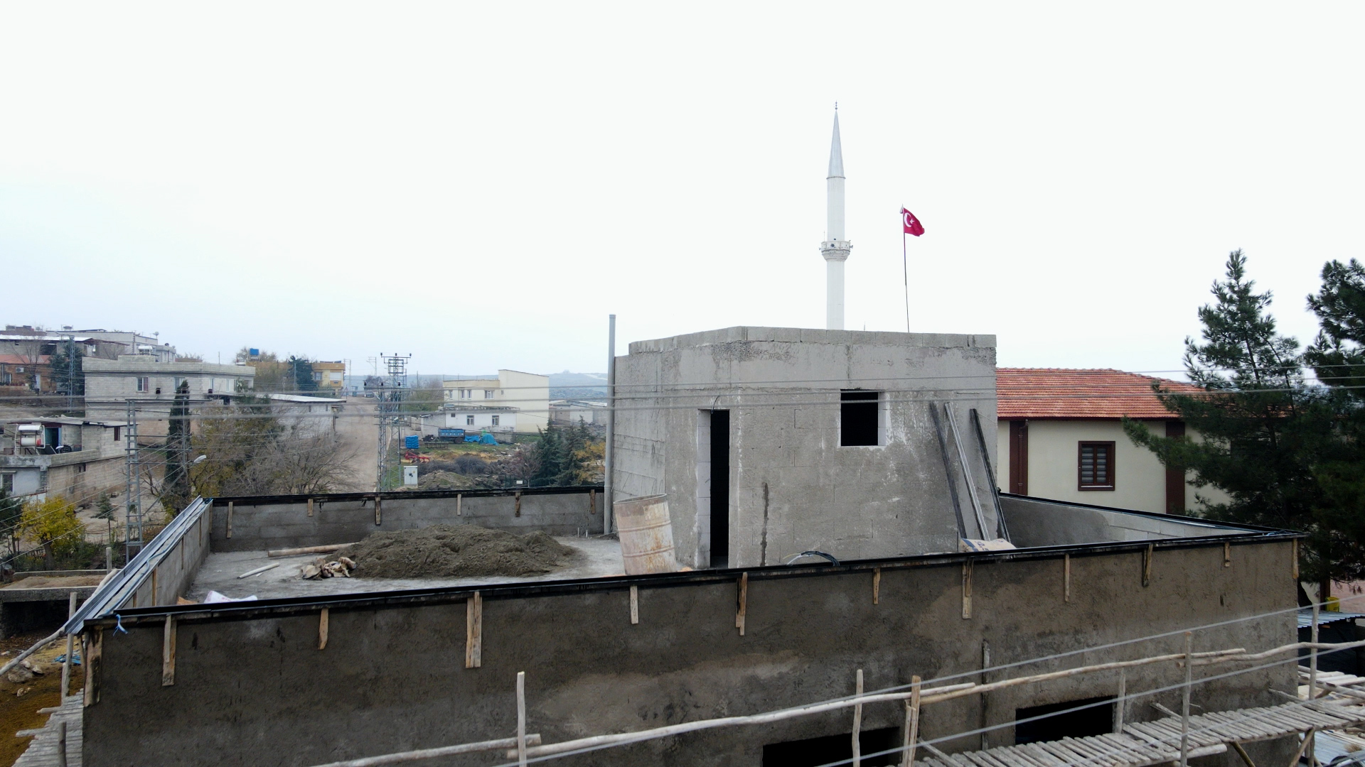 BİR DEPREMZEDE AİLE DAHA EVİNİ DOĞDUĞU TOPRAKLARDA DÖNÜŞTÜRÜYOR