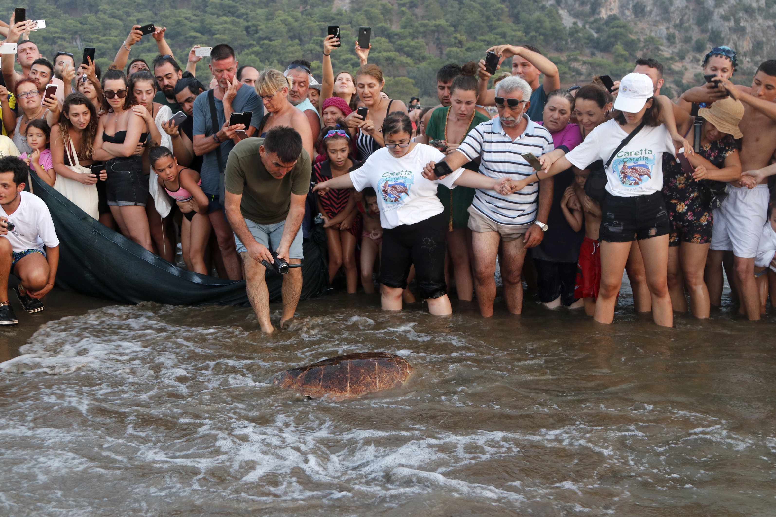 CARETTA CARETTALAR İZTUZU’NDA DENİZLE BULUŞTU…