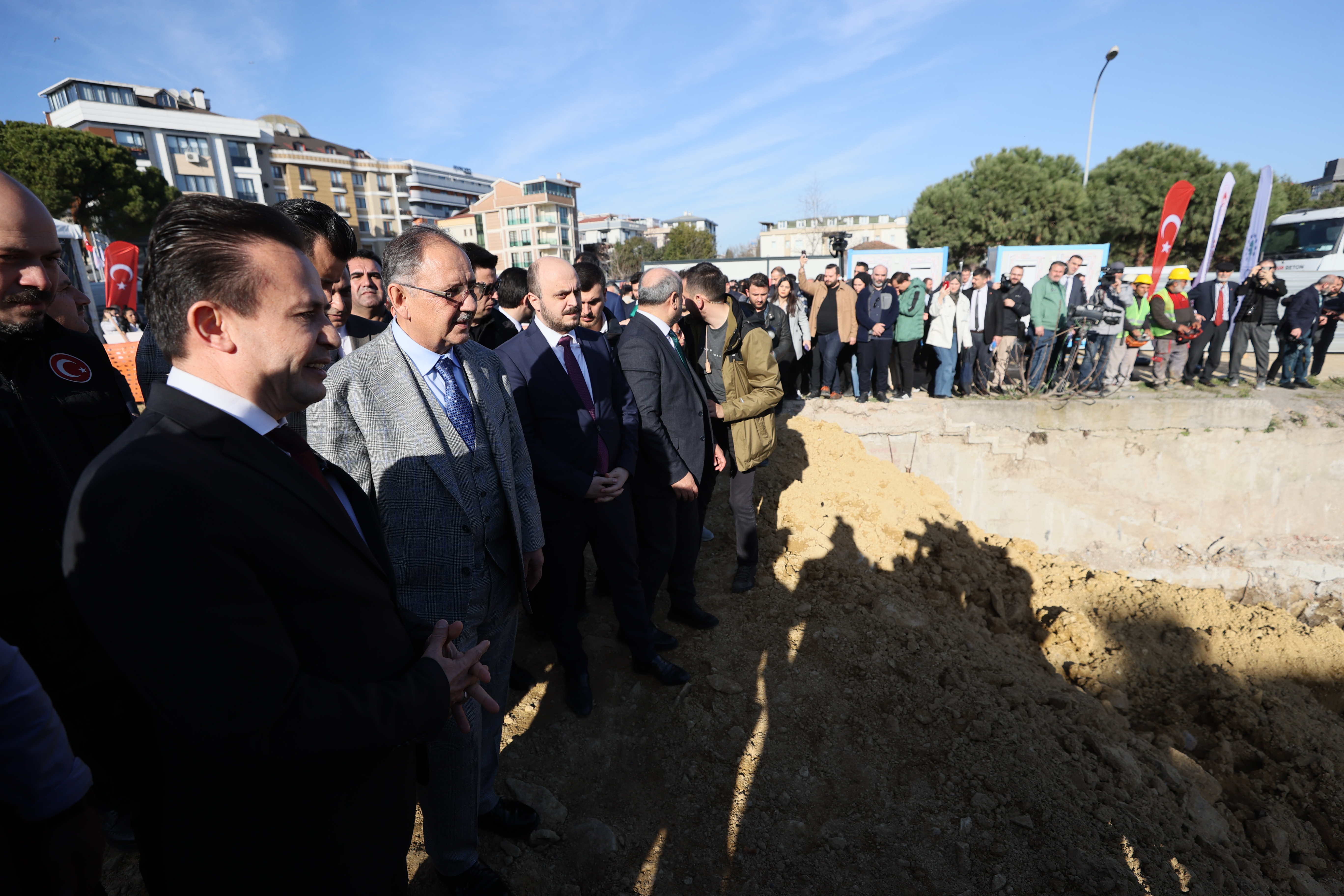 ÇEVRE, ŞEHİRCİLİK VE İKLİM DEĞİŞİKLİĞİ BAKANI MEHMET ÖZHASEKİ, İSTANBUL’DA 5 BİN 187 BAĞIMSIZ BÖLÜMÜN KENTSEL DÖNÜŞÜM KAPSAMINDA TEMEL ATMA VE YIKIM TÖRENİ’NE KATILDI