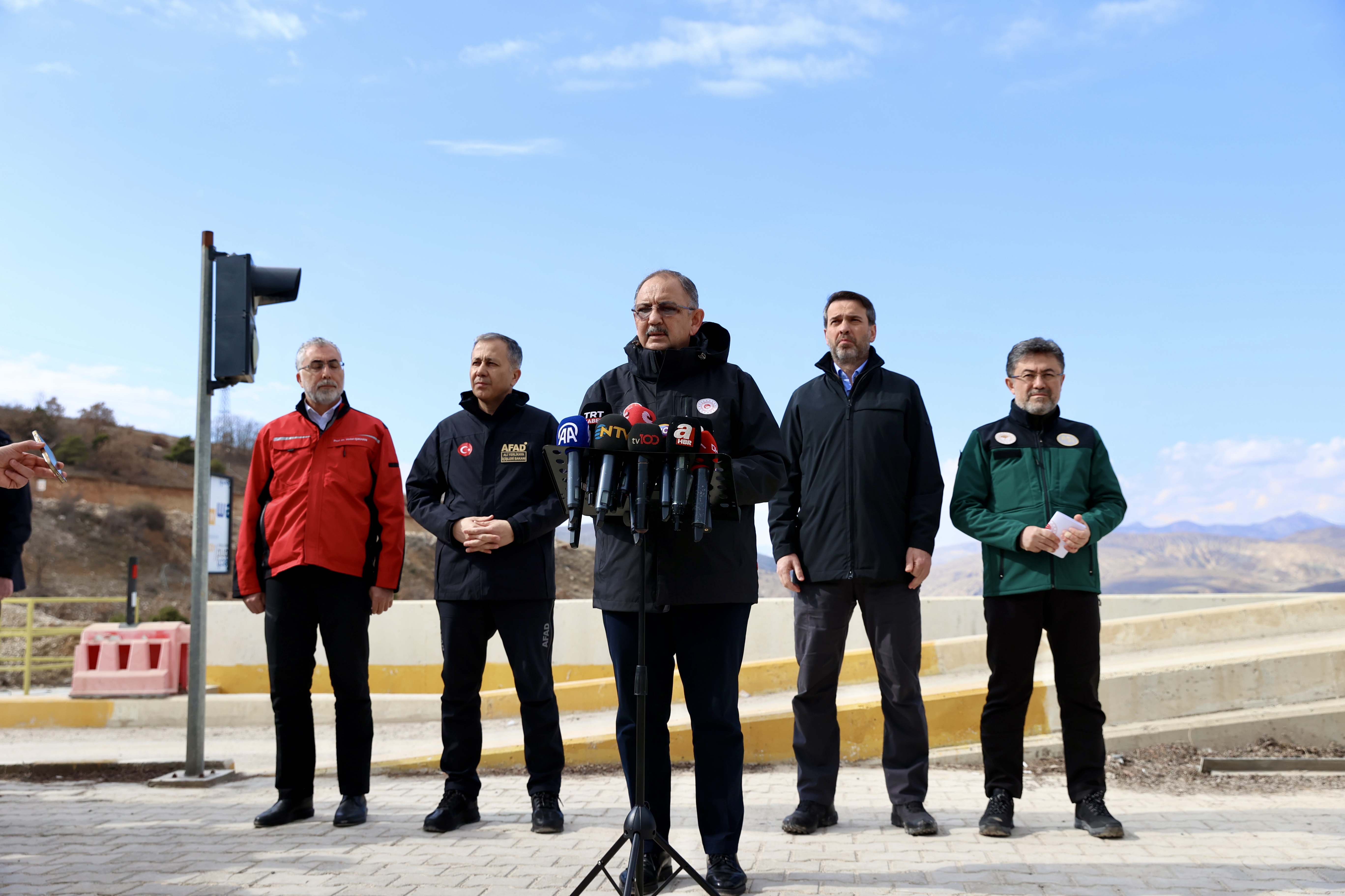 ÇEVRE, ŞEHİRCİLİK VE İKLİM DEĞİŞİKLİĞİ BAKANI MEHMET ÖZHASEKİ: “9 NOKTADAN NUMUNE ALINIYOR, ŞU ANA KADAR HERHANGİ BİR ZEHİRLİ ATIĞA RASTLANMADI