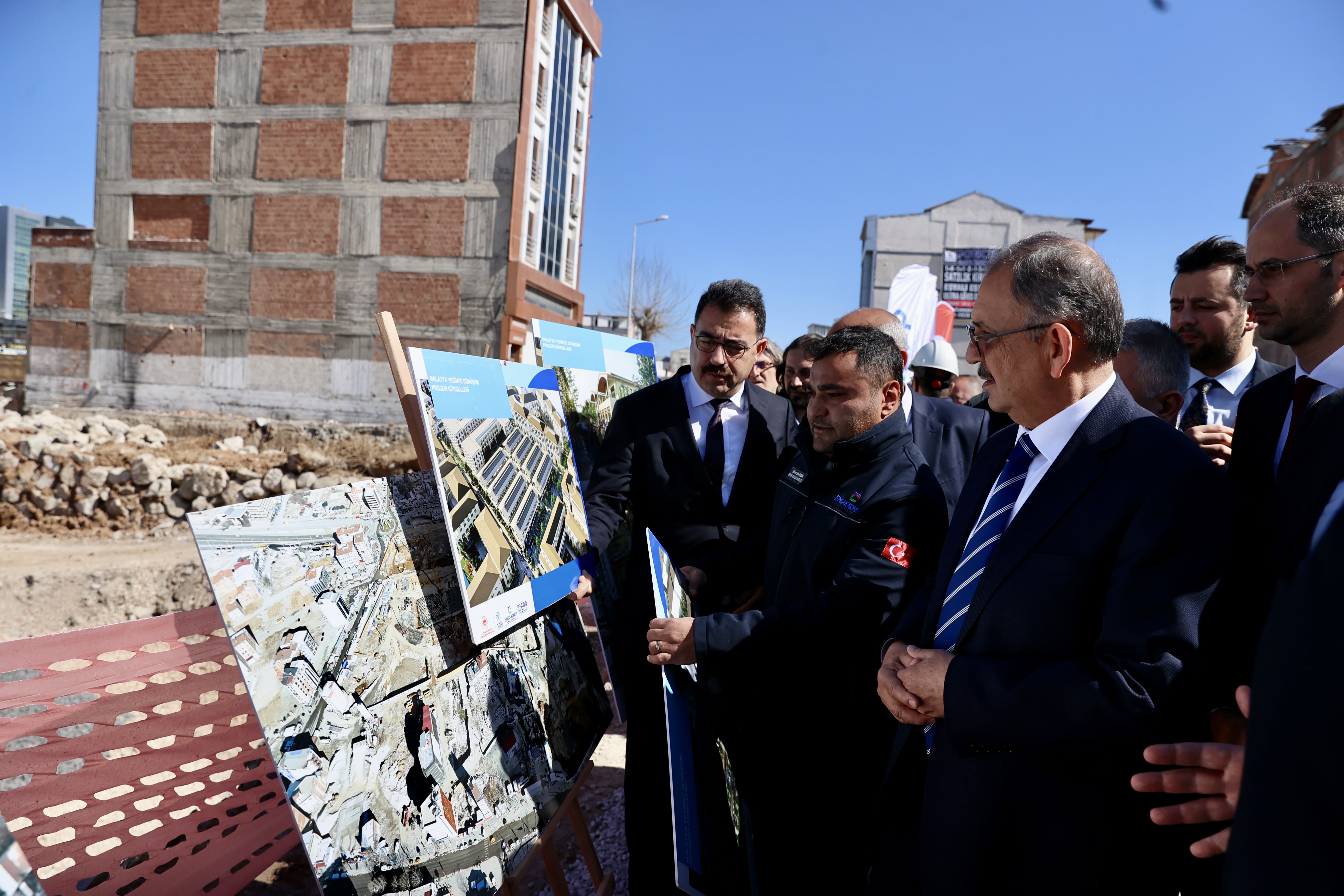 ÇEVRE, ŞEHİRCİLİK VE İKLİM DEĞİŞİKLİĞİ BAKANI MEHMET ÖZHASEKİ, MALATYA’DA BAKIRCILAR ÇARŞISINDA İNCELEMELERDE BULUNDU