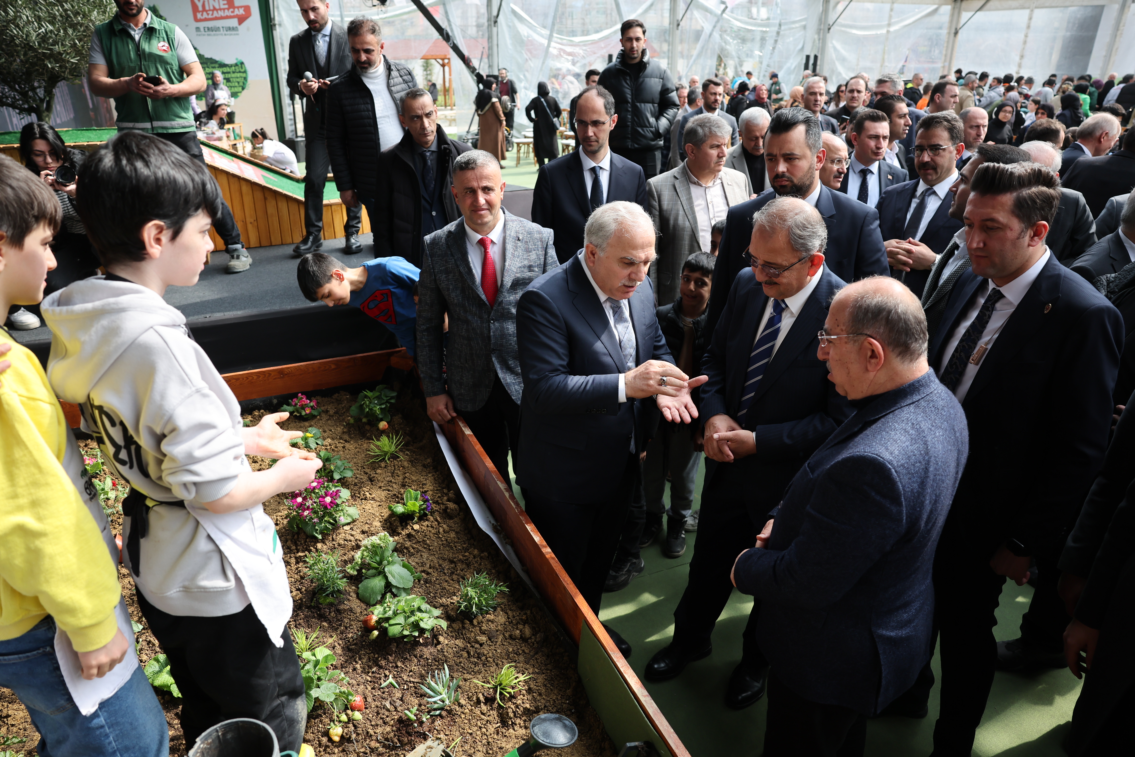 ÇEVRE, ŞEHİRCİLİK VE İKLİM DEĞİŞİKLİĞİ BAKANI MEHMET ÖZHASEKİ: “ALGI BELEDİYECİLİĞİ İLE YAPMADIKLARI İŞİ YAPMIŞ GİBİ GÖSTERİYORLAR”