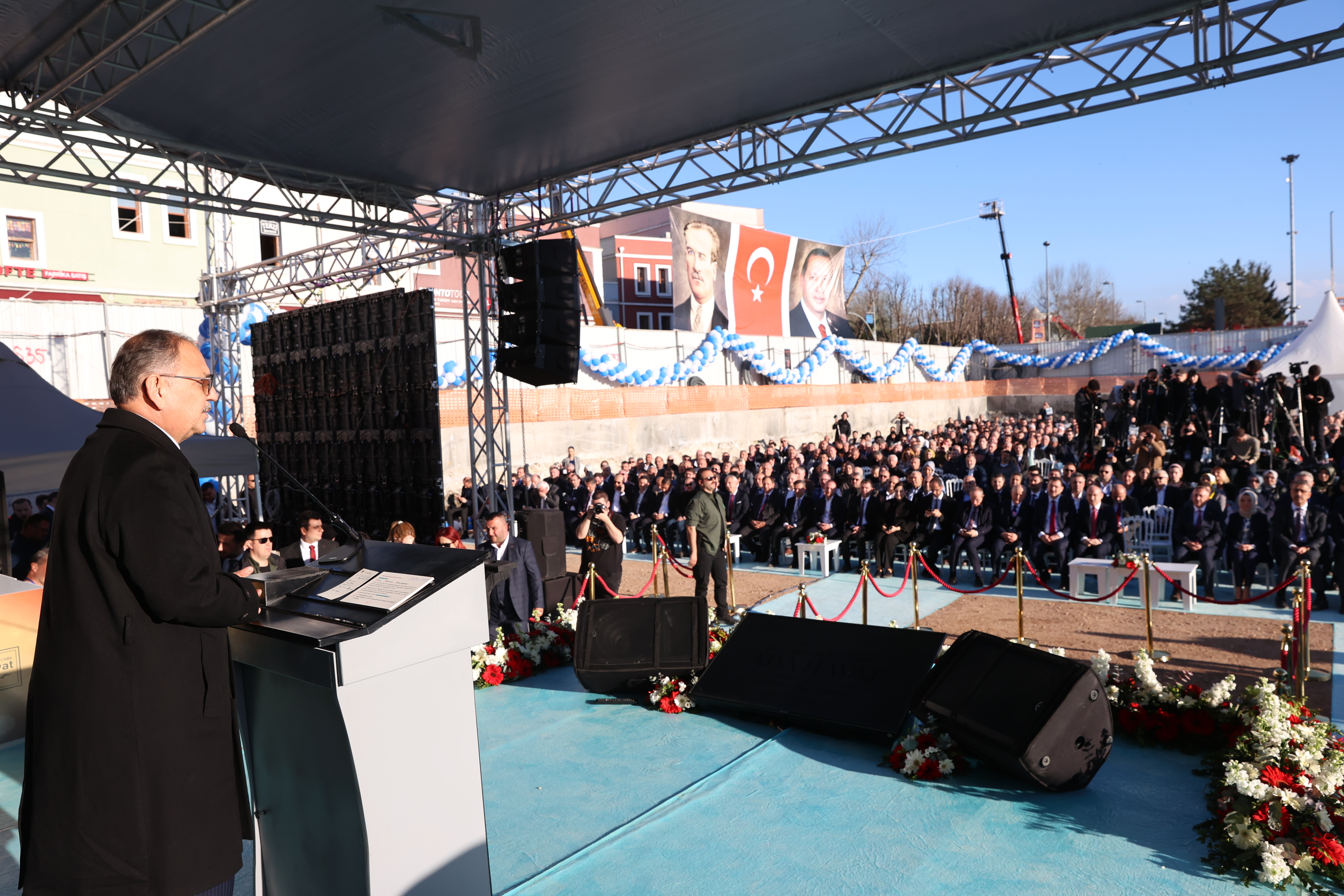 ÇEVRE, ŞEHİRCİLİK VE İKLİM DEĞİŞİKLİĞİ BAKANI MEHMET ÖZHASEKİ, SAKARYA’DAN DEPREM KONUTLARI ÜZERİNDEN ELEŞTİRİLERDE BULUNAN MUHALEFETE SESLENDİ: “BİN TANE ŞANTİYEMİZ VAR, GELİN GEZDİREYİM”