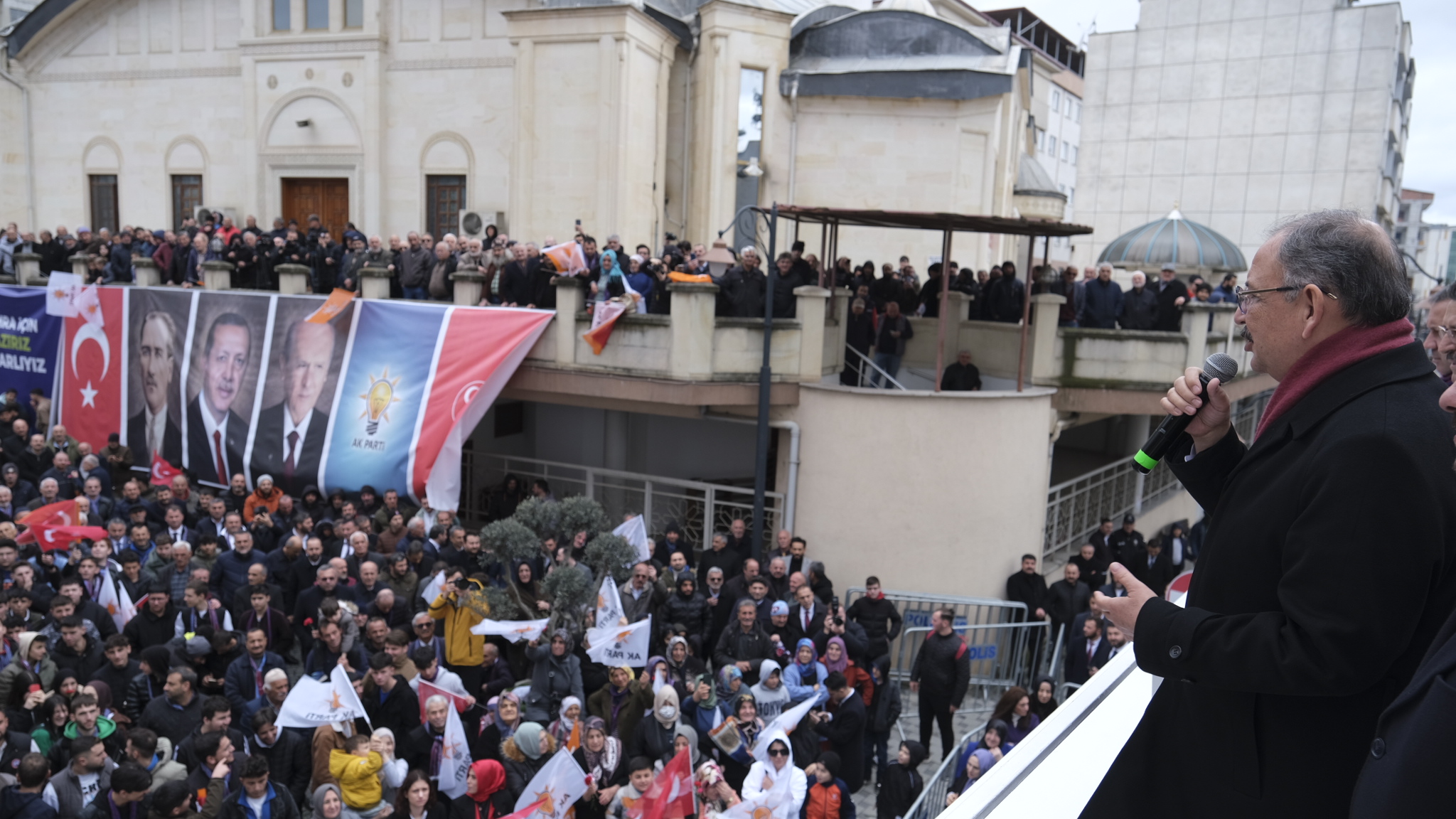 ÇEVRE, ŞEHİRCİLİK VE İKLİM DEĞİŞİŞİKLİĞİ BAKANI MEHMET ÖZHASEKİ, TRABZON’DA VATANDAŞLARA SESLENDİ: “CUMHUR İTTİFAKI OLARAK HEP BİRLİKTE ÇALIŞMAMIZA İZİN VERİN”