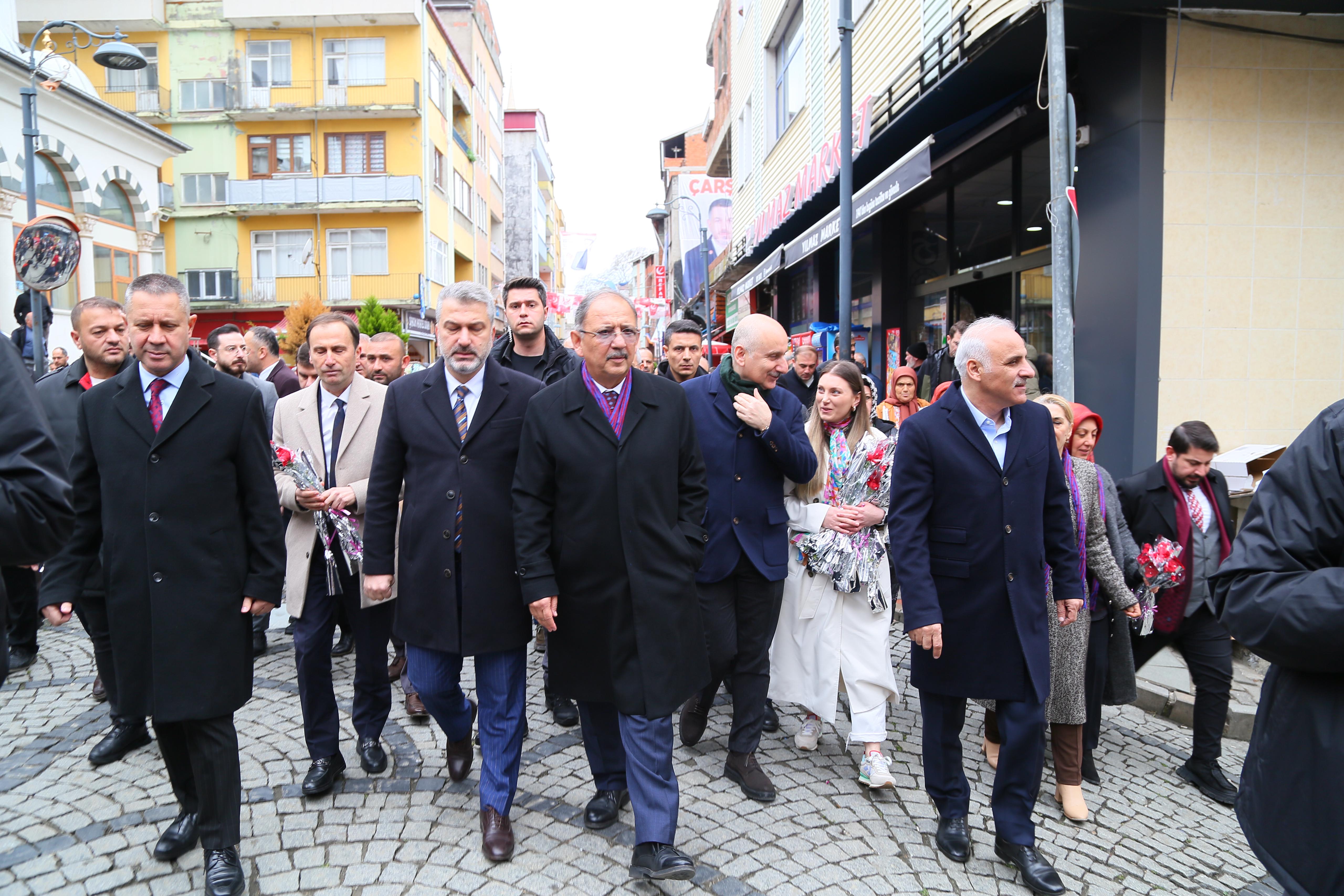 ÇEVRE, ŞEHİRCİLİK VE İKLİM DEĞİŞİŞİKLİĞİ BAKANI MEHMET ÖZHASEKİ, TRABZON’DA VATANDAŞLARA SESLENDİ: “CUMHUR İTTİFAKI OLARAK HEP BİRLİKTE ÇALIŞMAMIZA İZİN VERİN”