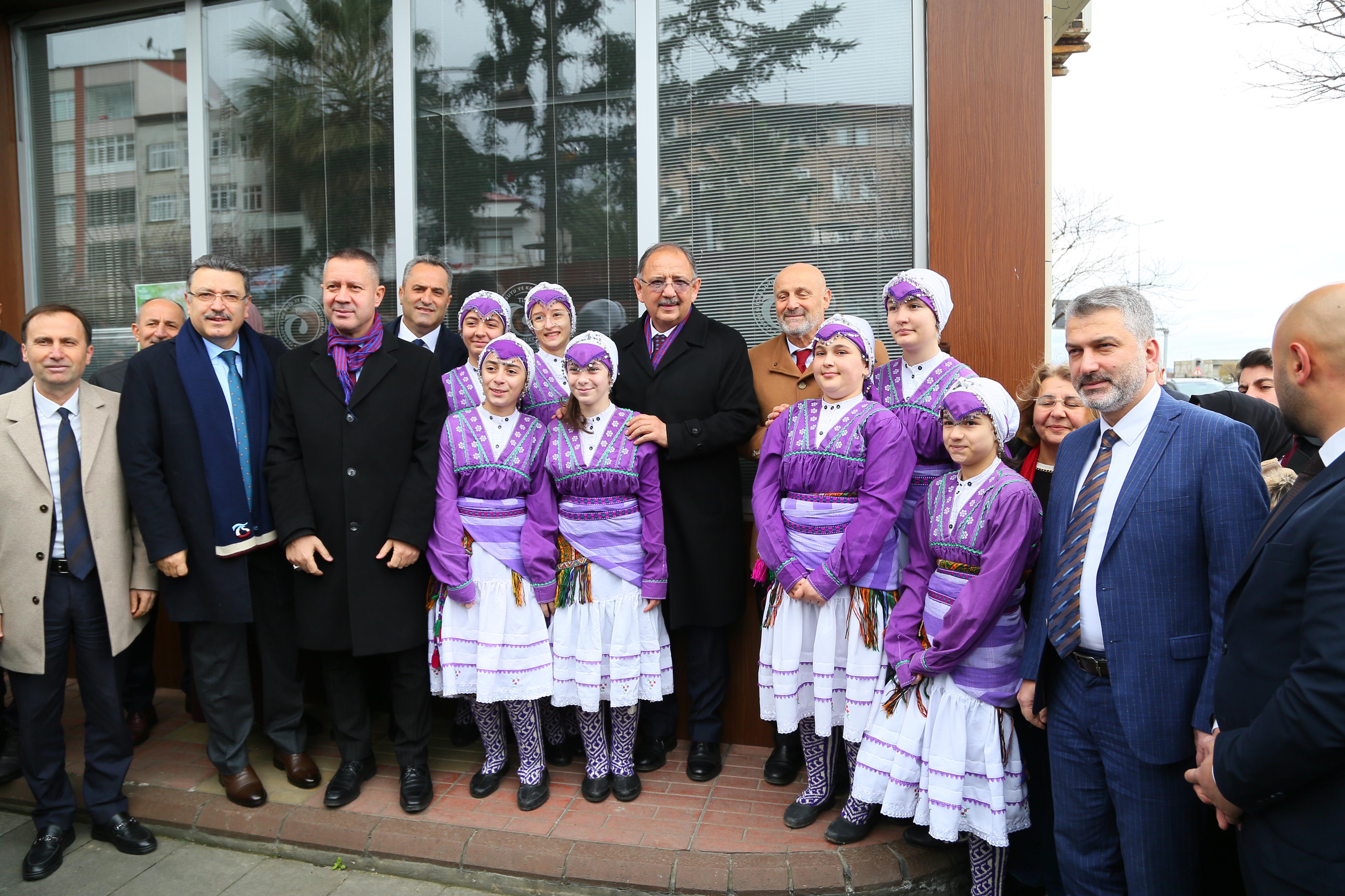 ÇEVRE, ŞEHİRCİLİK VE İKLİM DEĞİŞİŞİKLİĞİ BAKANI MEHMET ÖZHASEKİ, TRABZON’DA VATANDAŞLARA SESLENDİ: “CUMHUR İTTİFAKI OLARAK HEP BİRLİKTE ÇALIŞMAMIZA İZİN VERİN”