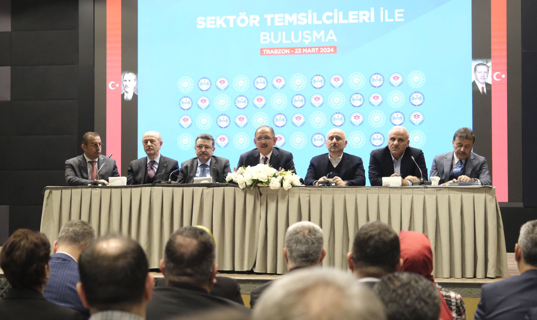 ÇEVRE, ŞEHİRCİLİK VE İKLİM DEĞİŞİKLİĞİ BAKANI MEHMET ÖZHASEKİ, TRABZON’DA MÜTEAHHİTLERE SESLENDİ: “İNŞAATLARIMIZI SIFIR TOLERANSLA YAPALIM”